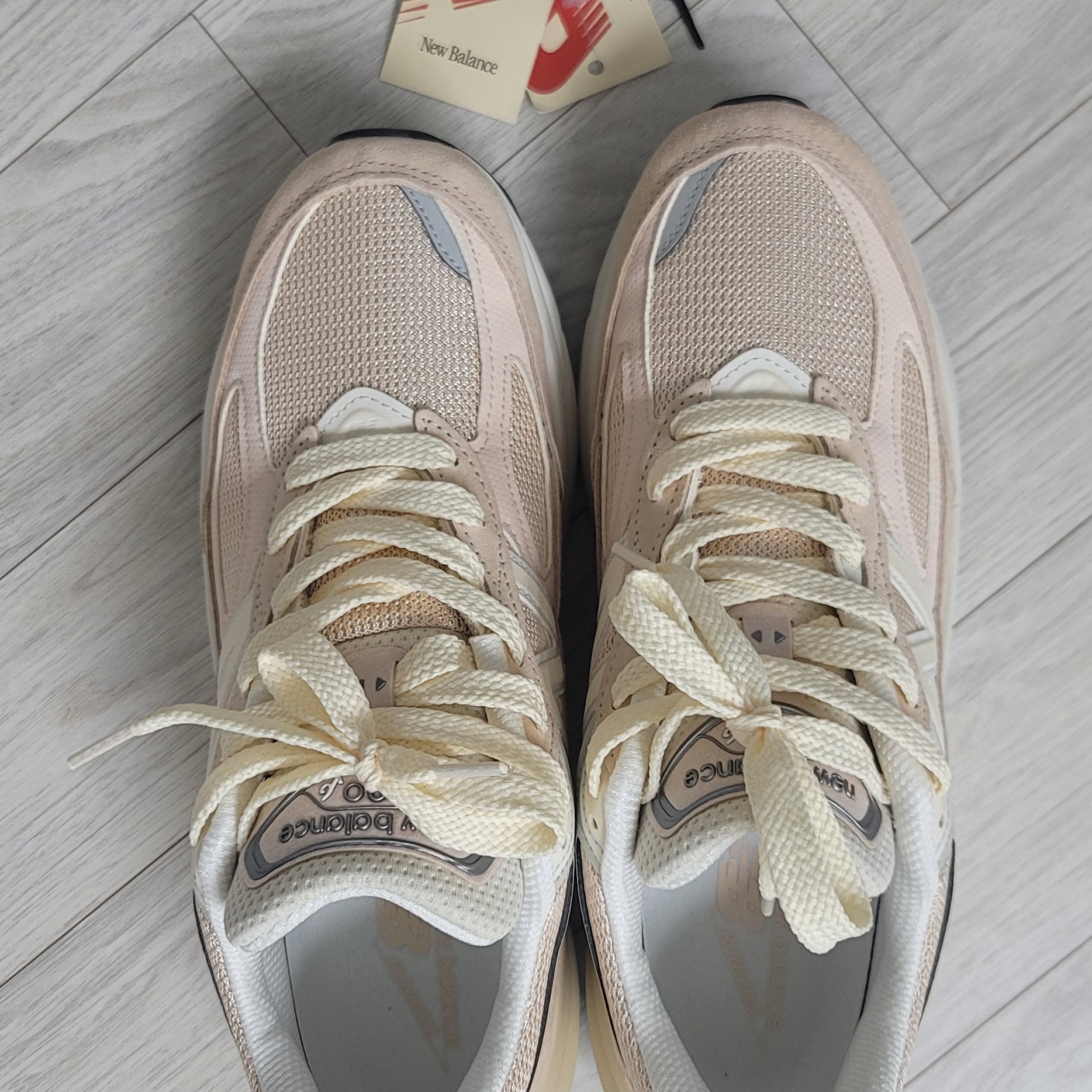 New Balance 990v6 Made in USA Vintage Rose Sea Salt 착용 스타일 - 5