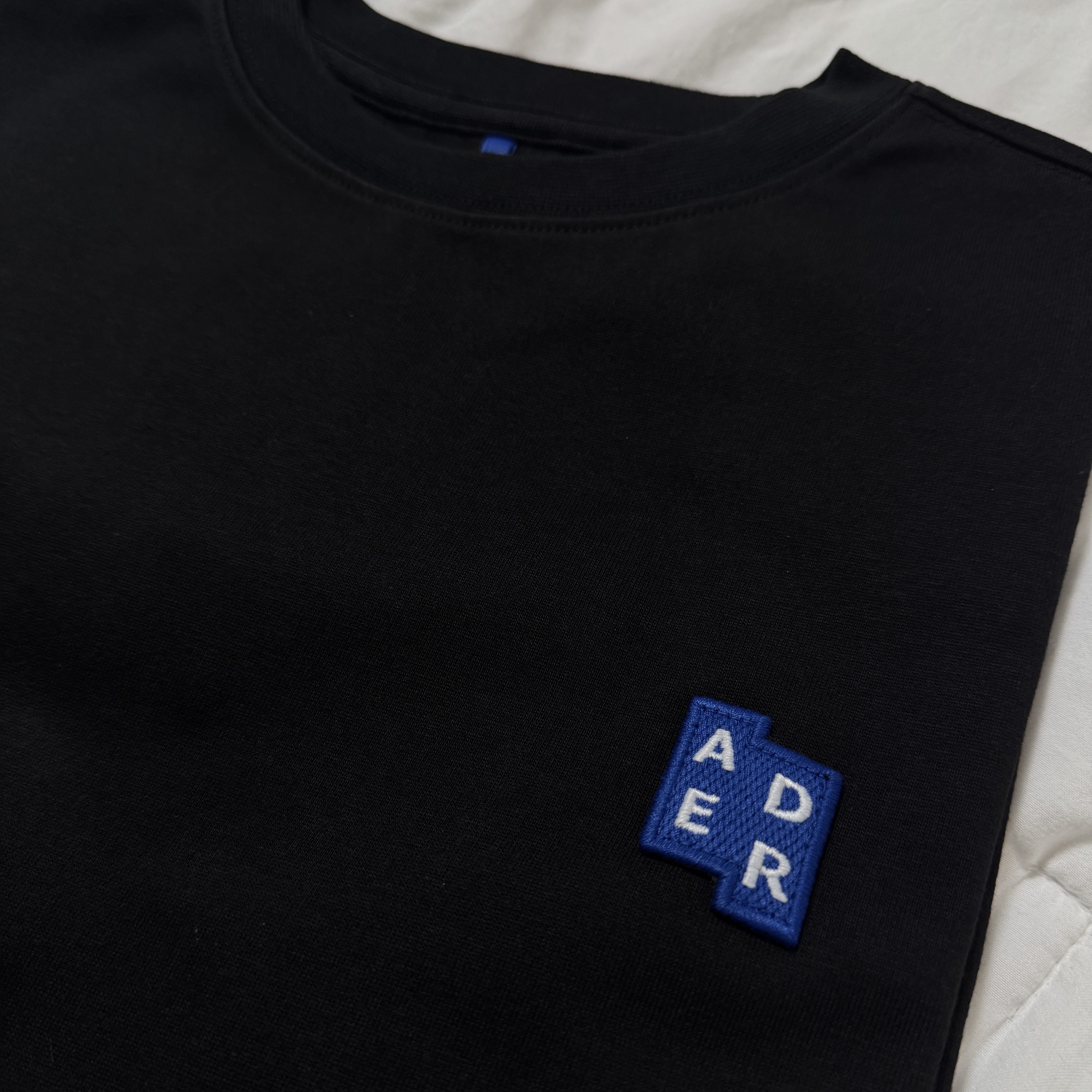 Ader Error Sig; TRS/BL Tag T-Shirt 01 Black 착용 스타일 - 1