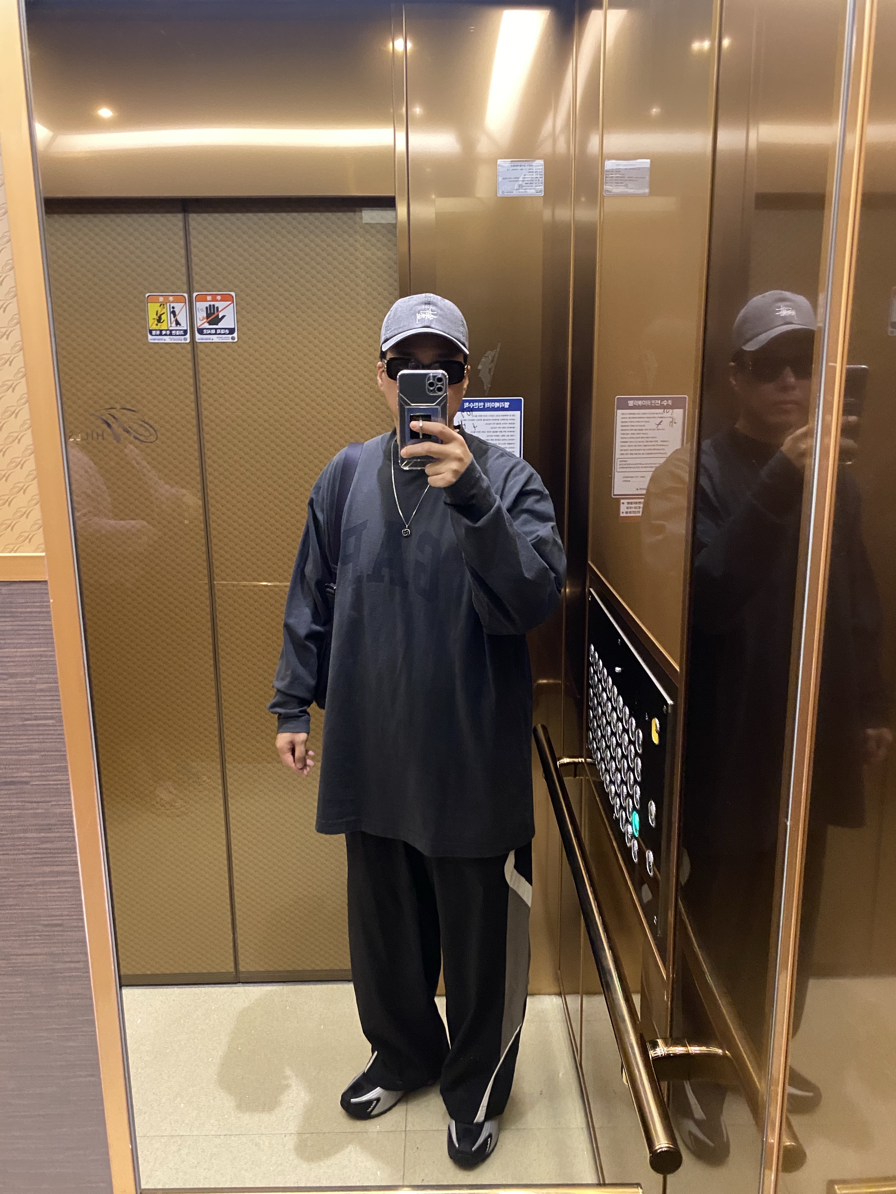 Stussy Washed Basic Low Pro Cap Charcoal, Yeezy Gap Engineered By Balenciaga Dove Long Sleeve T-Shirt Black 착용 스타일 - 1