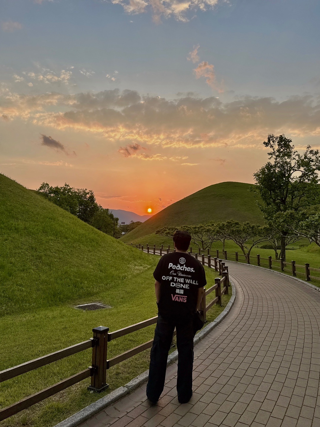 Vans x Peaches. Staple S/S T-Shirt Black, (W) Nike ACG Smith Summit Zip-Off Pants Black - Asia 착용 스타일 - 2