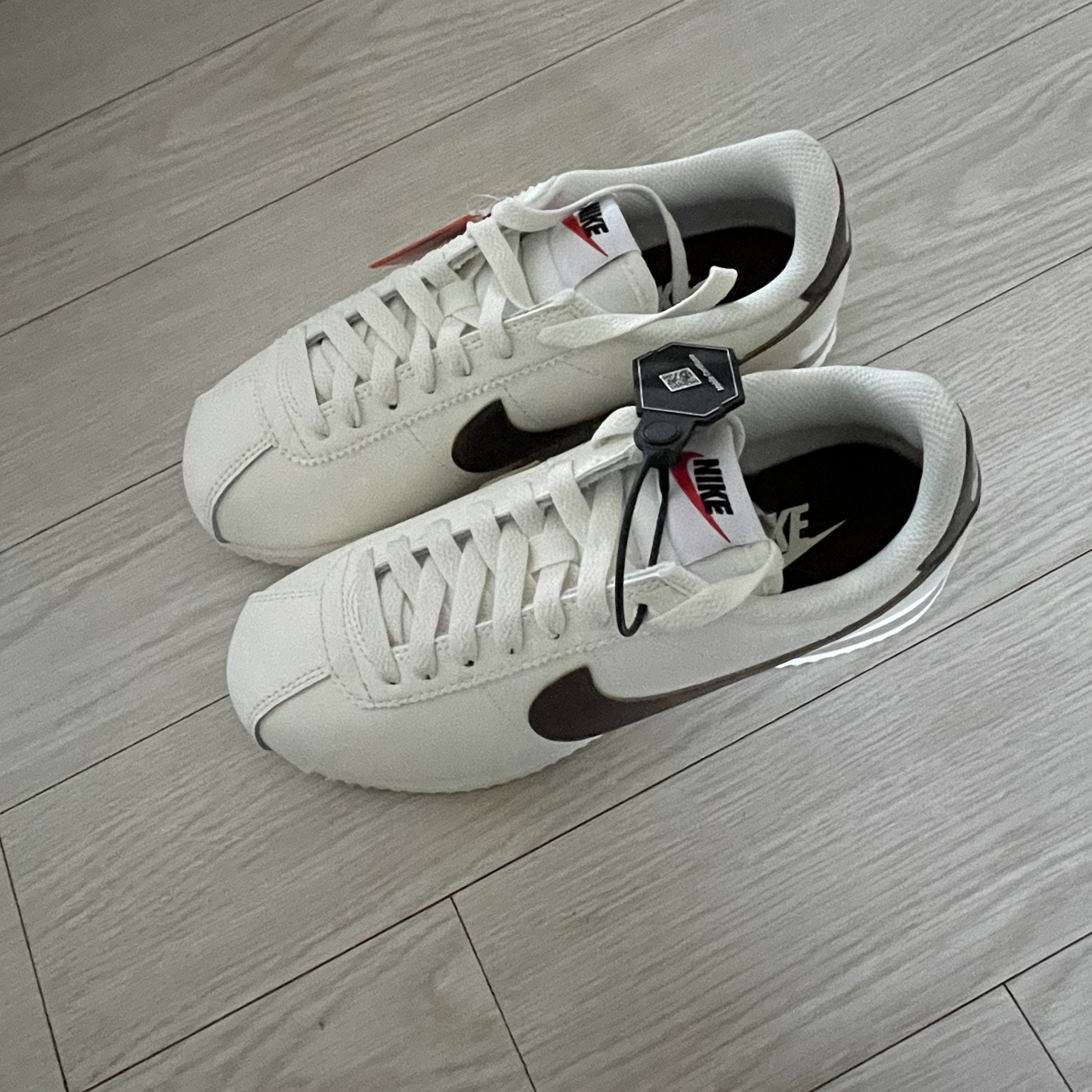 (W) Nike Cortez Sail Cacao Wow 착용 스타일 - 1