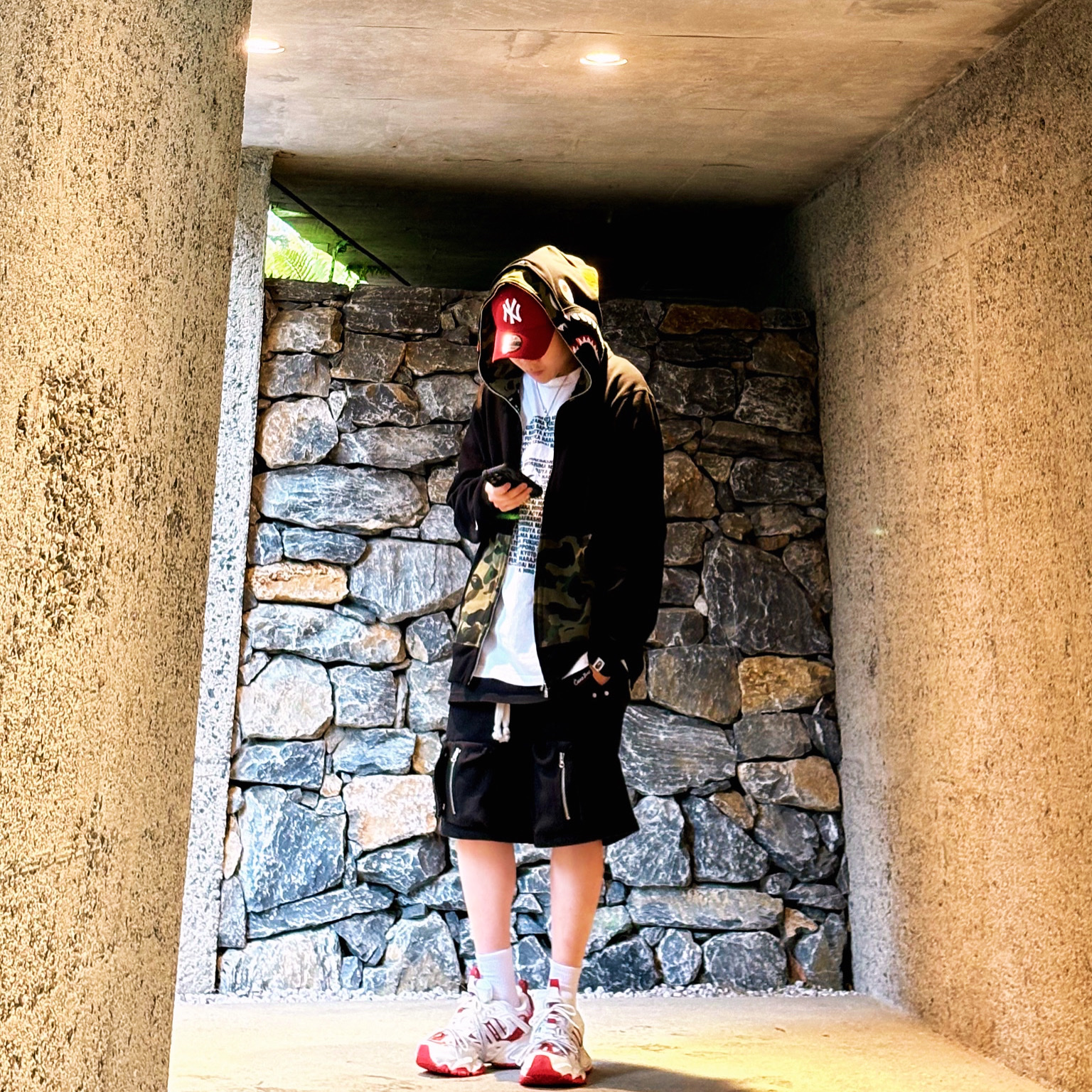 BAPE 1st Camo Shark Full Zip Double Hoodie Black, Adidas Vento XLG Deluxe Sneakers White Red 착용 스타일