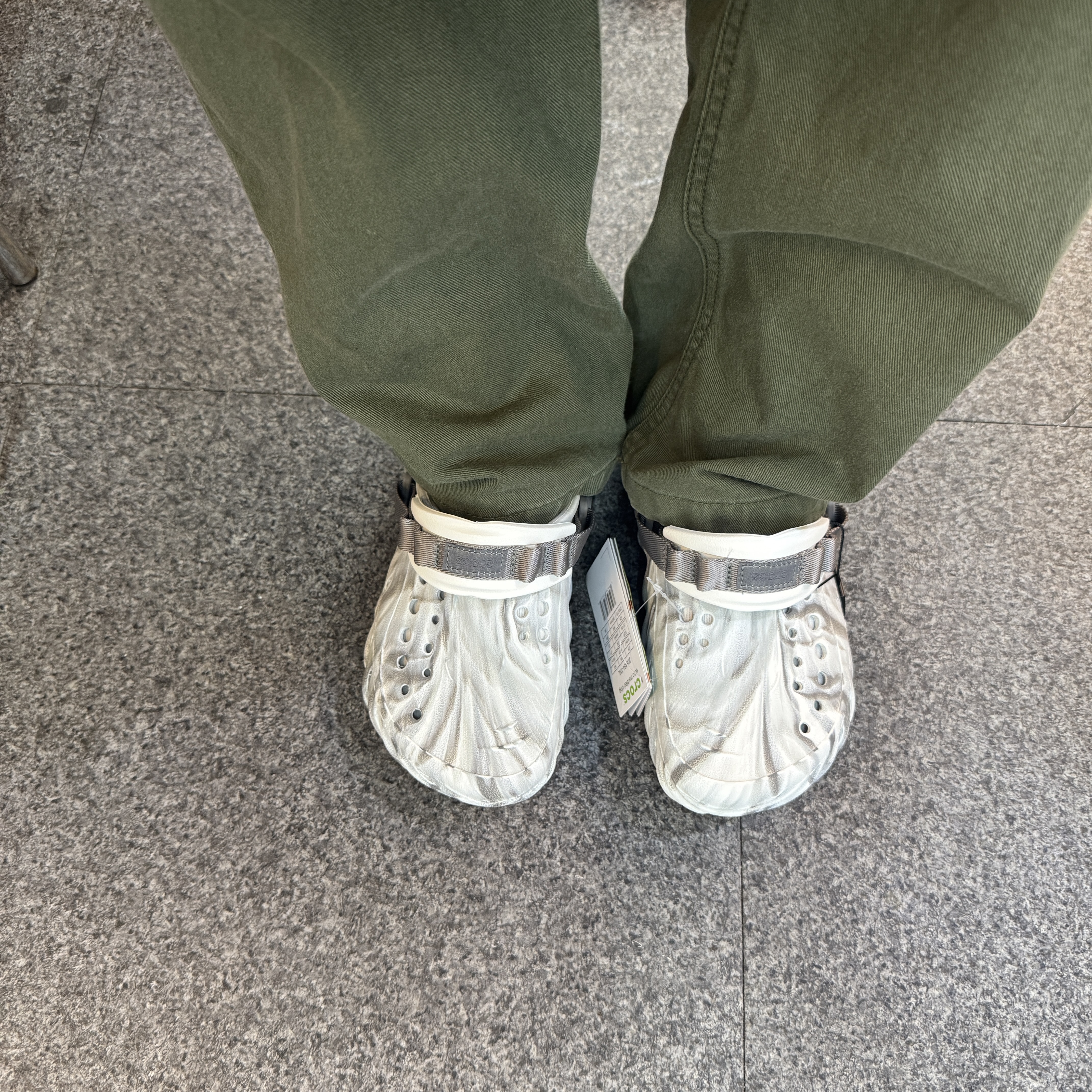Crocs Echo Marbled Clog Moonlight Multi 착용 스타일