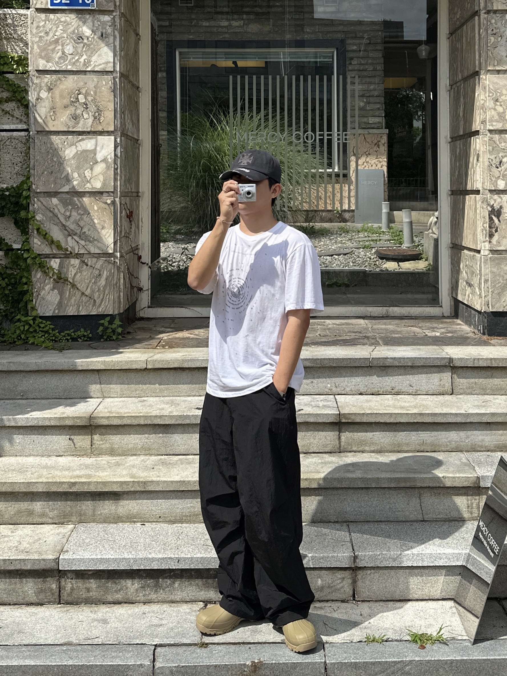 Amomento Motive Graphic T-Shirt White, Amomento Ripstop Fatigue Pants Black 착용 스타일 - 3