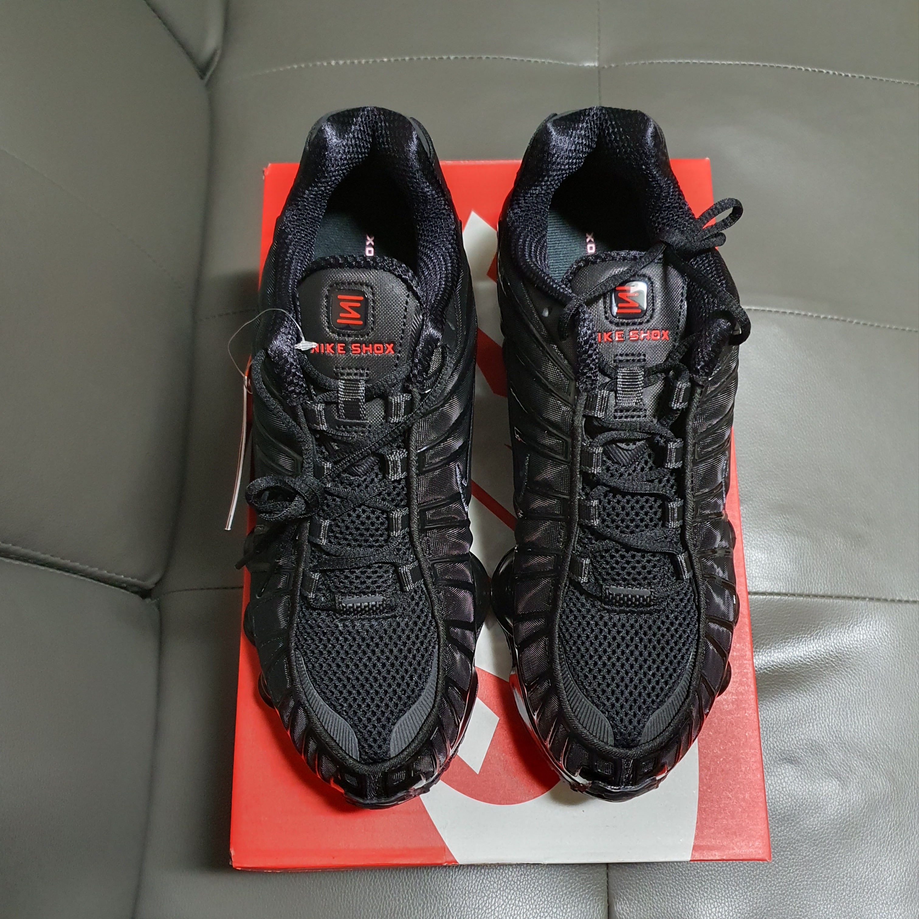 Nike Shox TL Black Metallic Hematite 착용 스타일