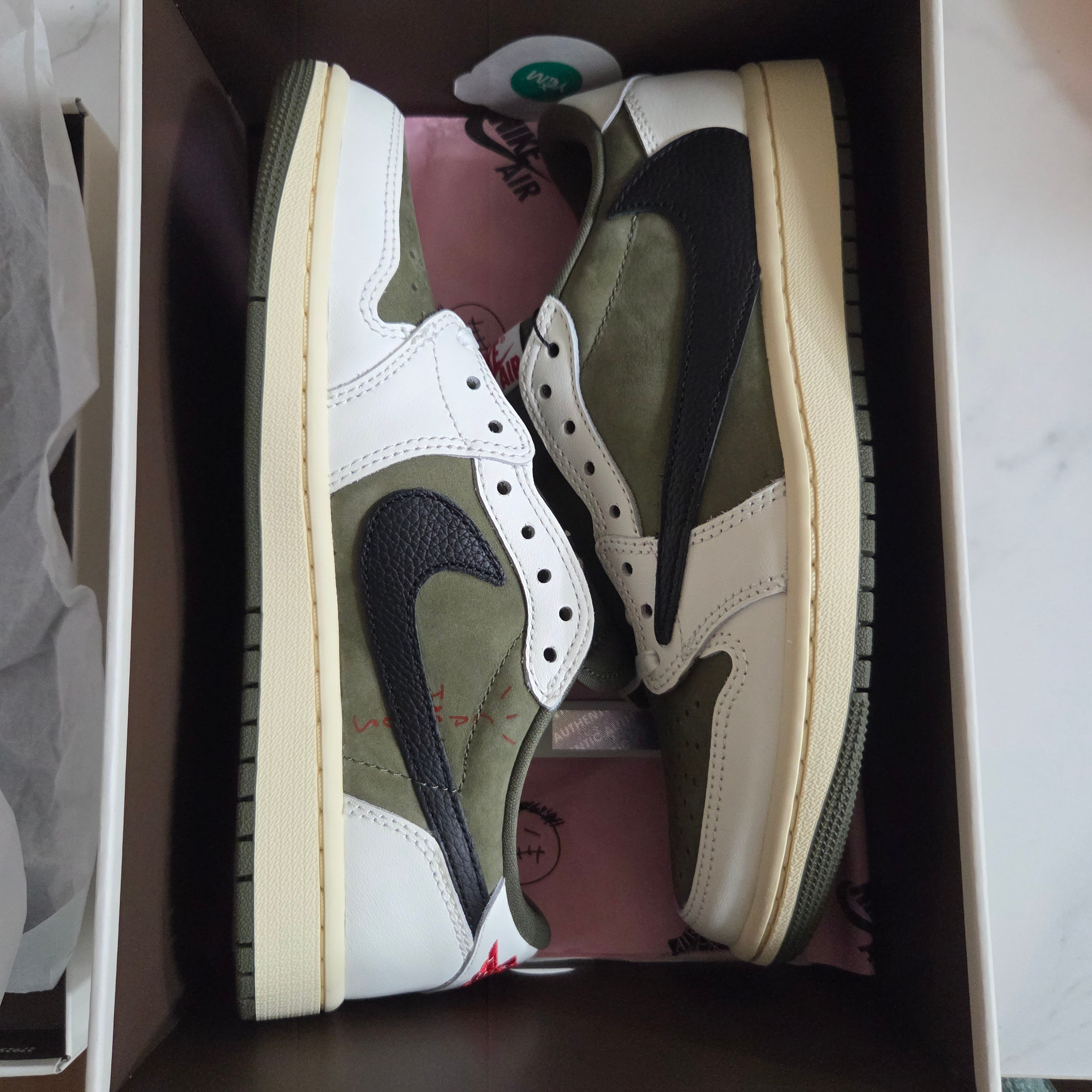 Jordan 1 x Travis Scott Retro Low OG SP Reverse Olive 착용 스타일