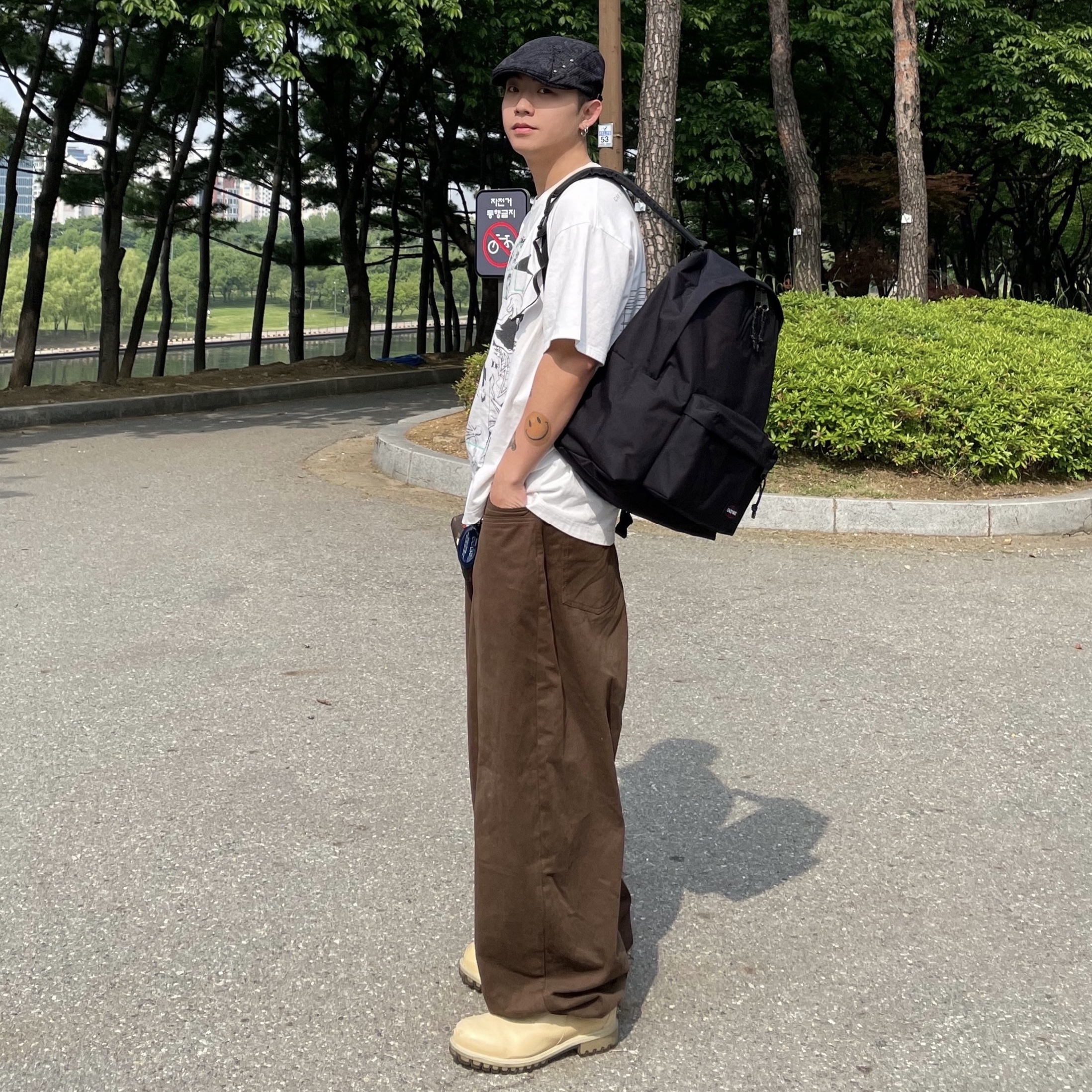 EASTPAK Padded Pakr Xl Black 착용 스타일 - 2
