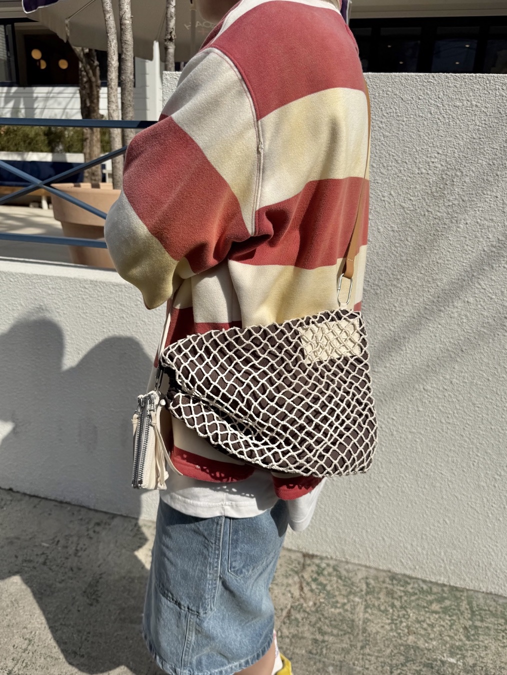 Athe garcon Net Bag Brown, Athe garcon Card Double Wallet Ivory 착용 스타일 - 2