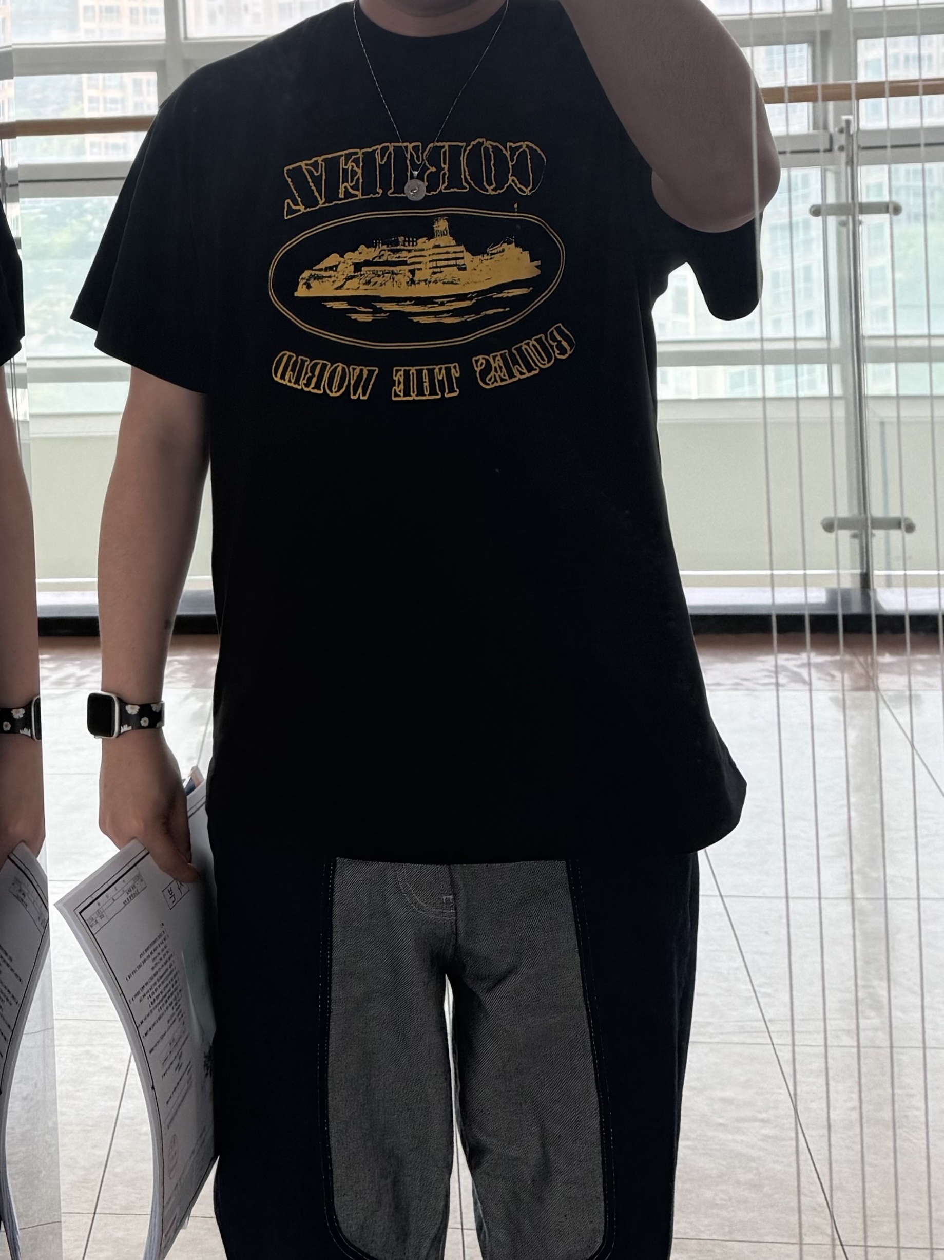 Corteiz OG Alcatraz T-Shirt Black Yellow, Supreme 2-Tone Paneled Baggy Jean Blue - 24FW 착용 스타일