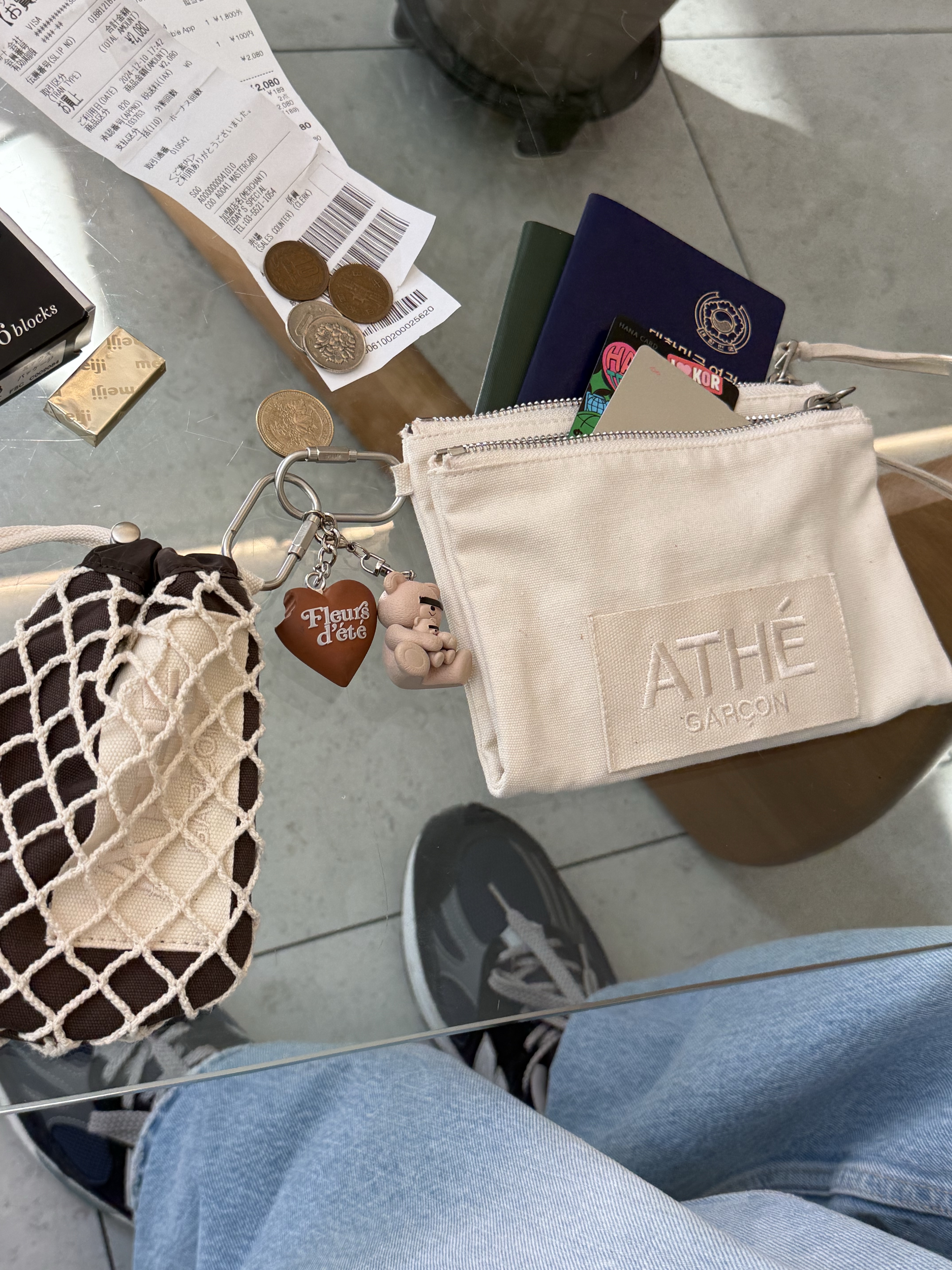 Athe garcon Net Pouch Brown, Athe garcon Card Double Wallet Ivory 착용 스타일 - 2