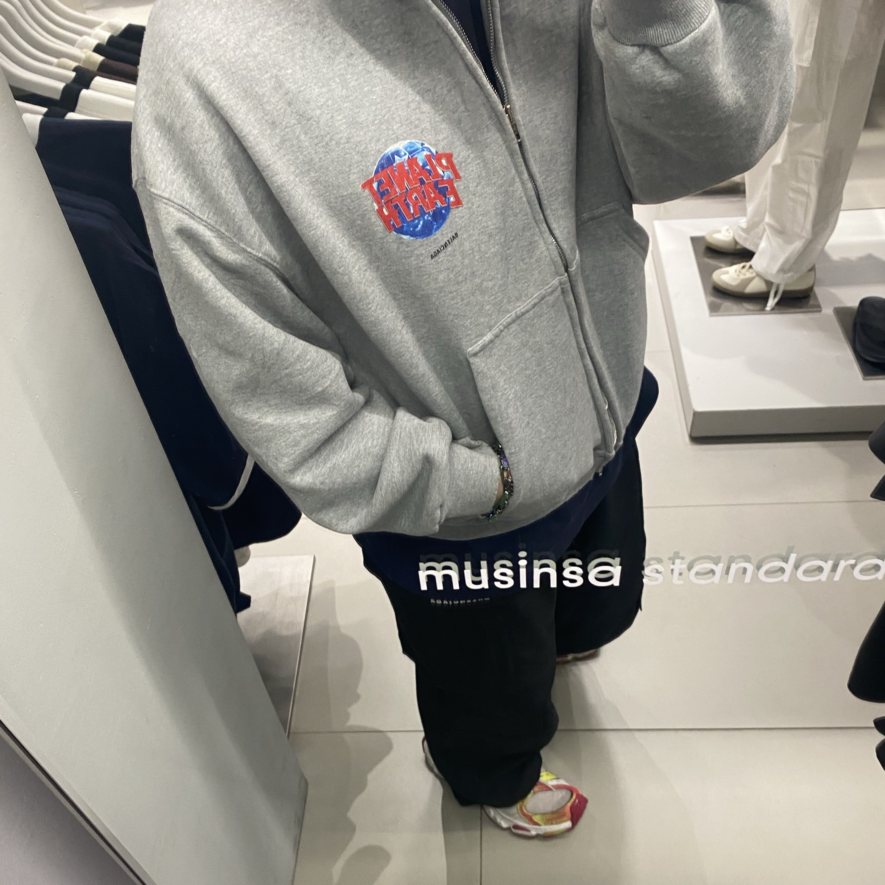 Balenciaga Planet Earth Zip-Up Hoodie Regular Fit Grey, Balenciaga Stapler Sneaker White Pink 착용 스타일