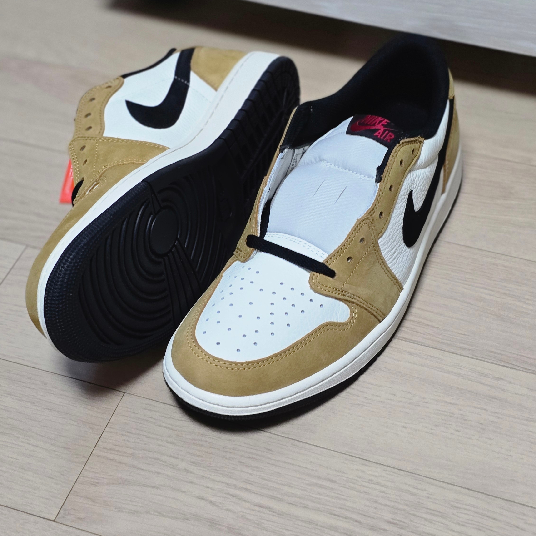 Jordan 1 Low OG Sail and Golden Harvest 착용 스타일 - 1