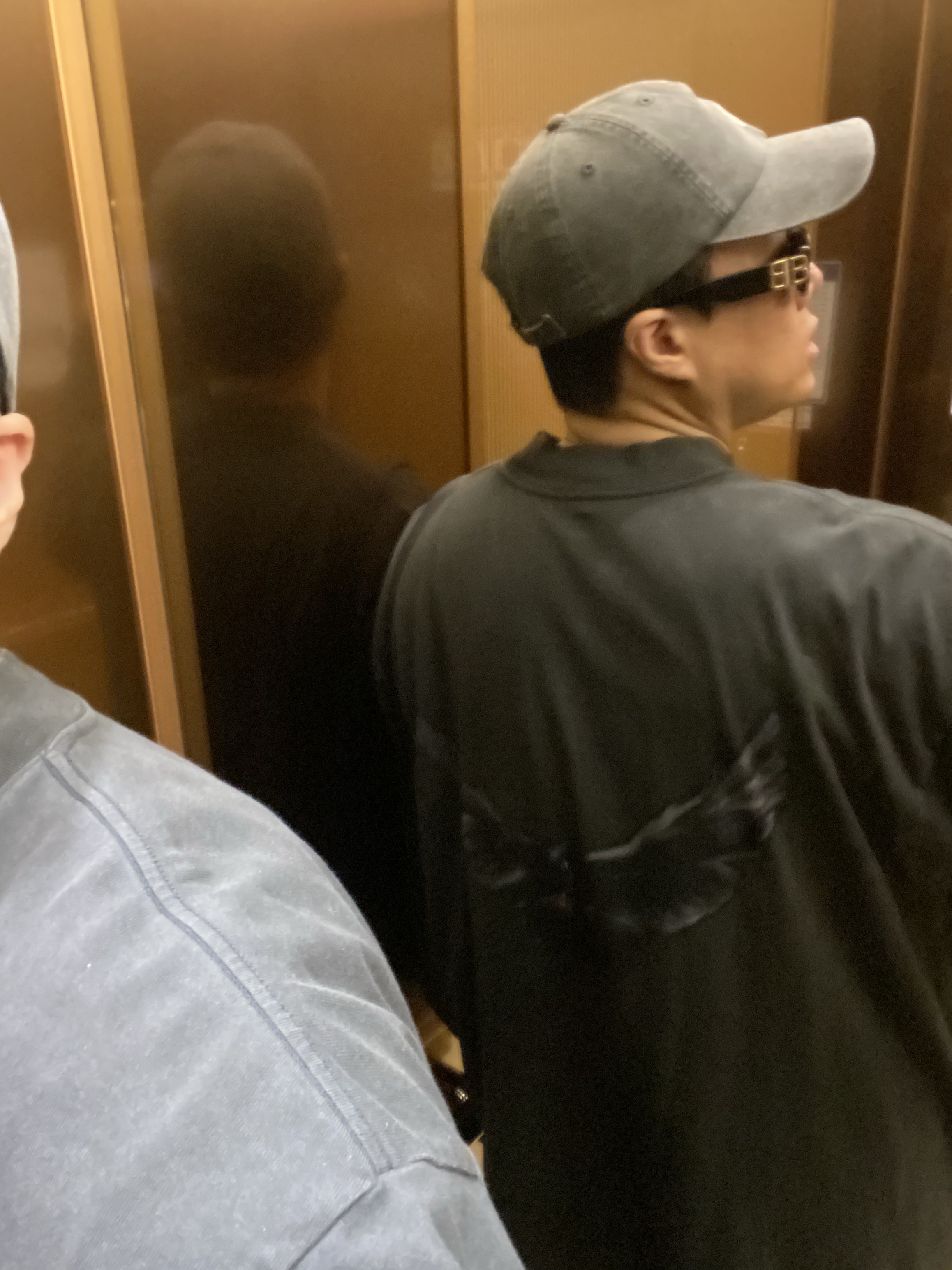 Stussy Washed Basic Low Pro Cap Charcoal, Yeezy Gap Engineered By Balenciaga Dove Long Sleeve T-Shirt Black 착용 스타일 - 2