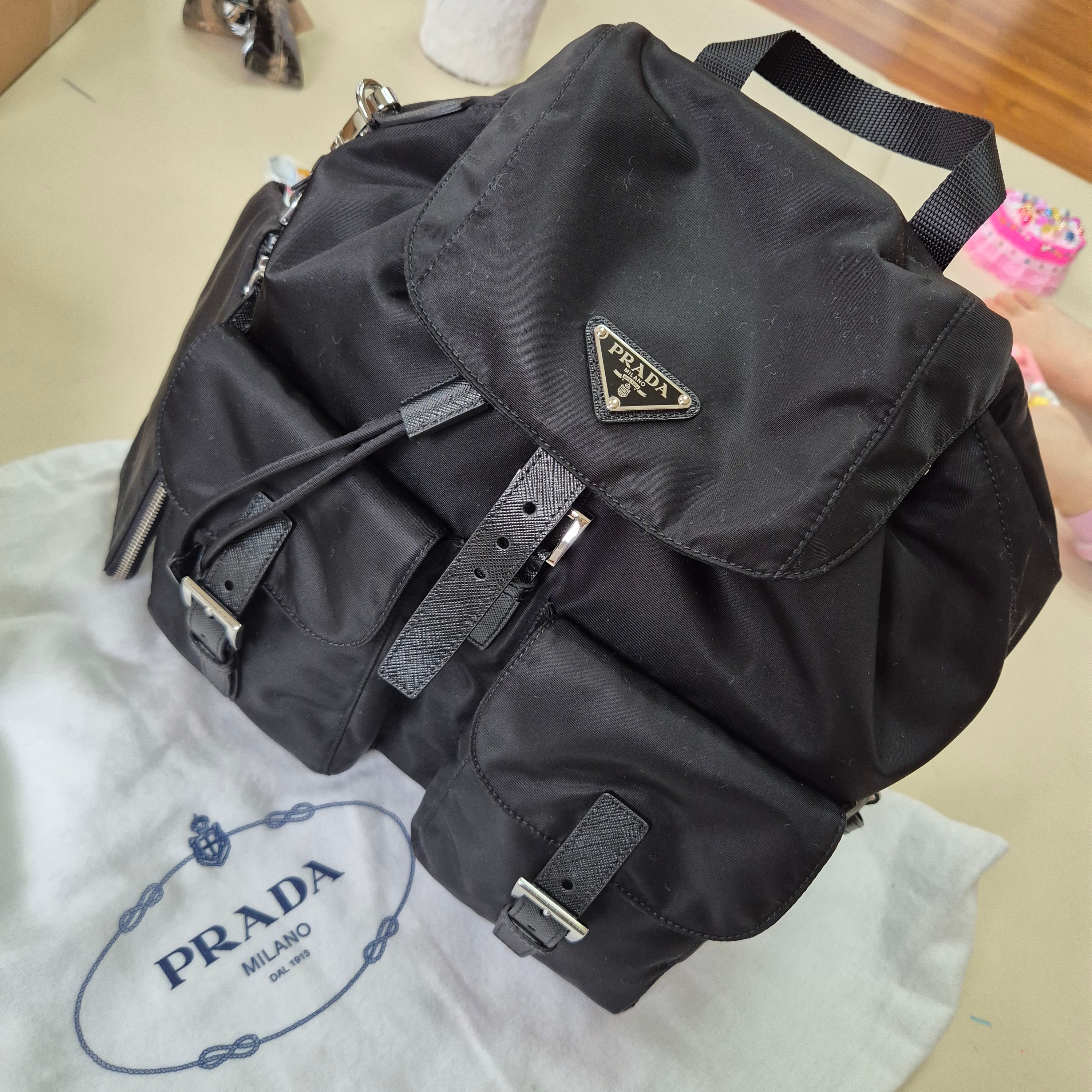 Prada Re-Nylon Medium Backpack Black 착용 스타일