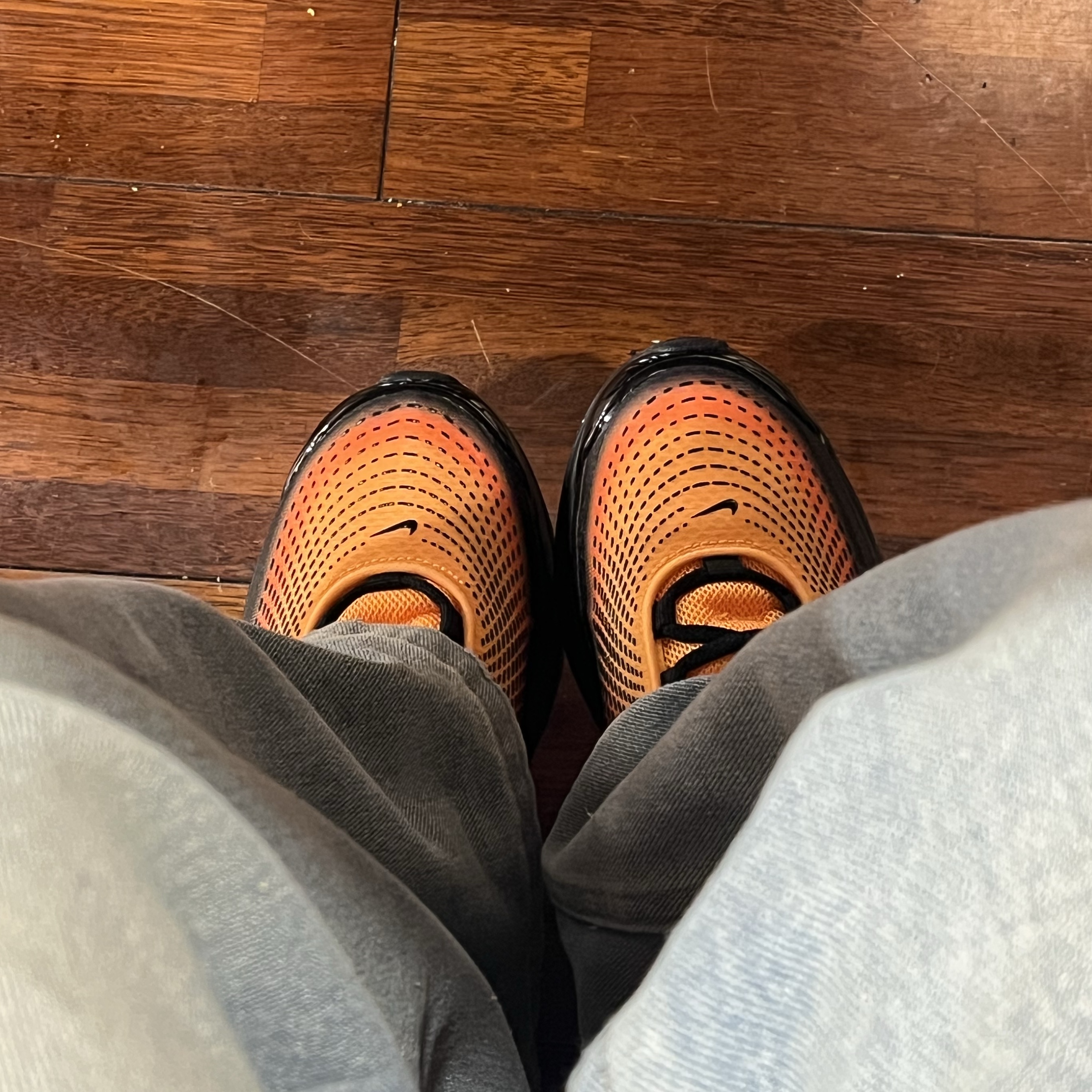 Nike Air Max Dn SE Laser Orange Comet Red 착용 스타일 - 1