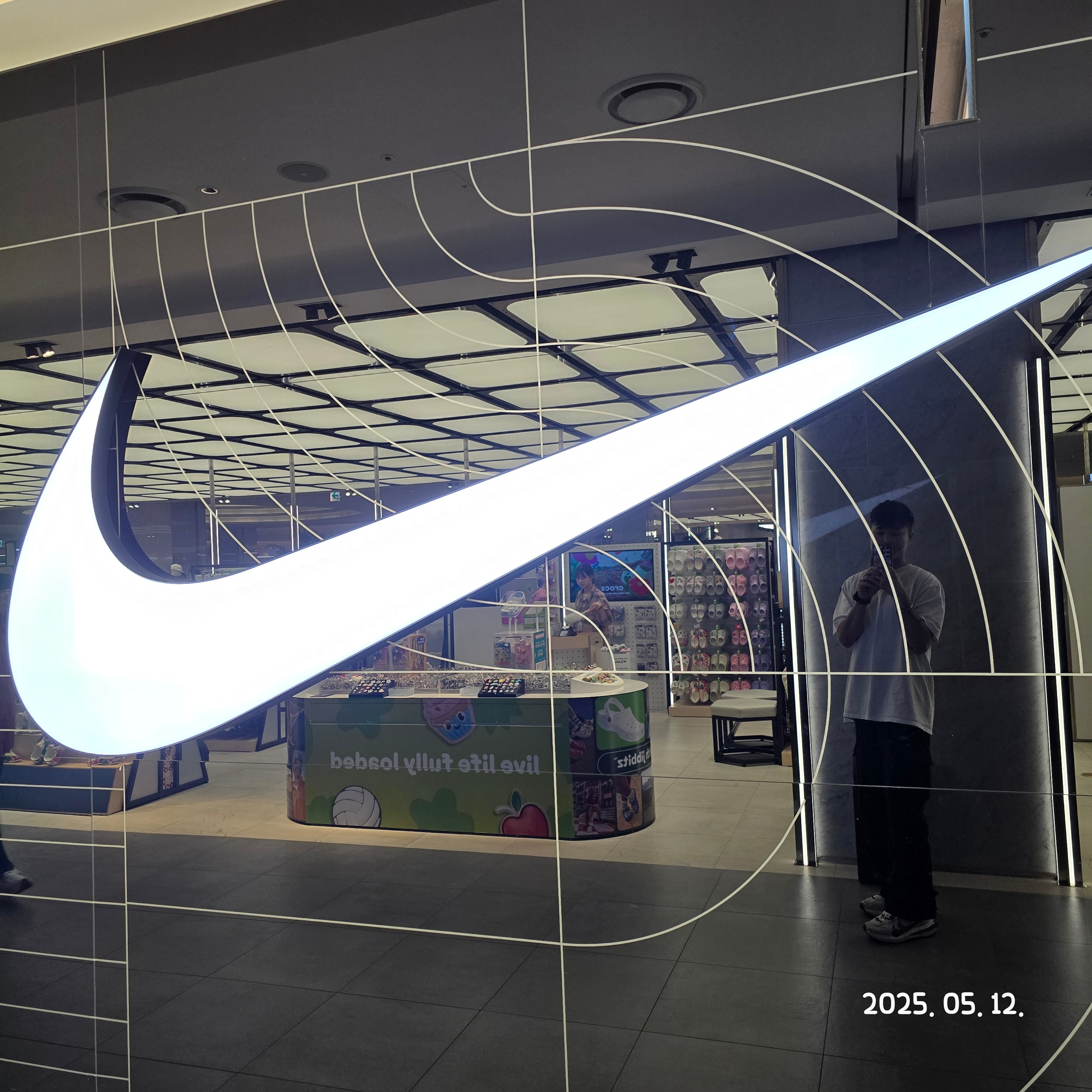Nike x Sacai VaporWaffle Royal Fuchsia 착용 스타일