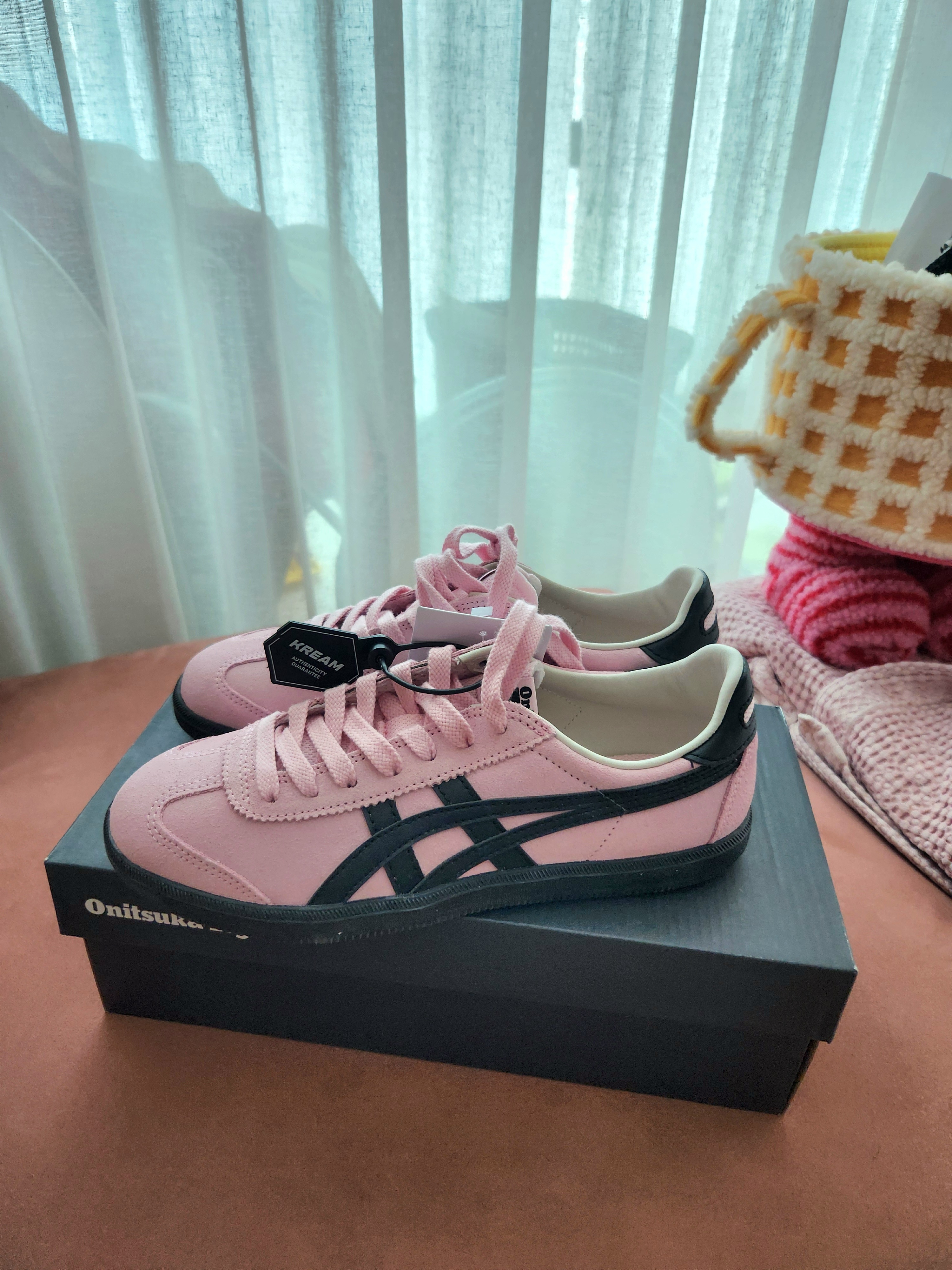 Onitsuka Tiger Tokuten Pink Black 착용 스타일