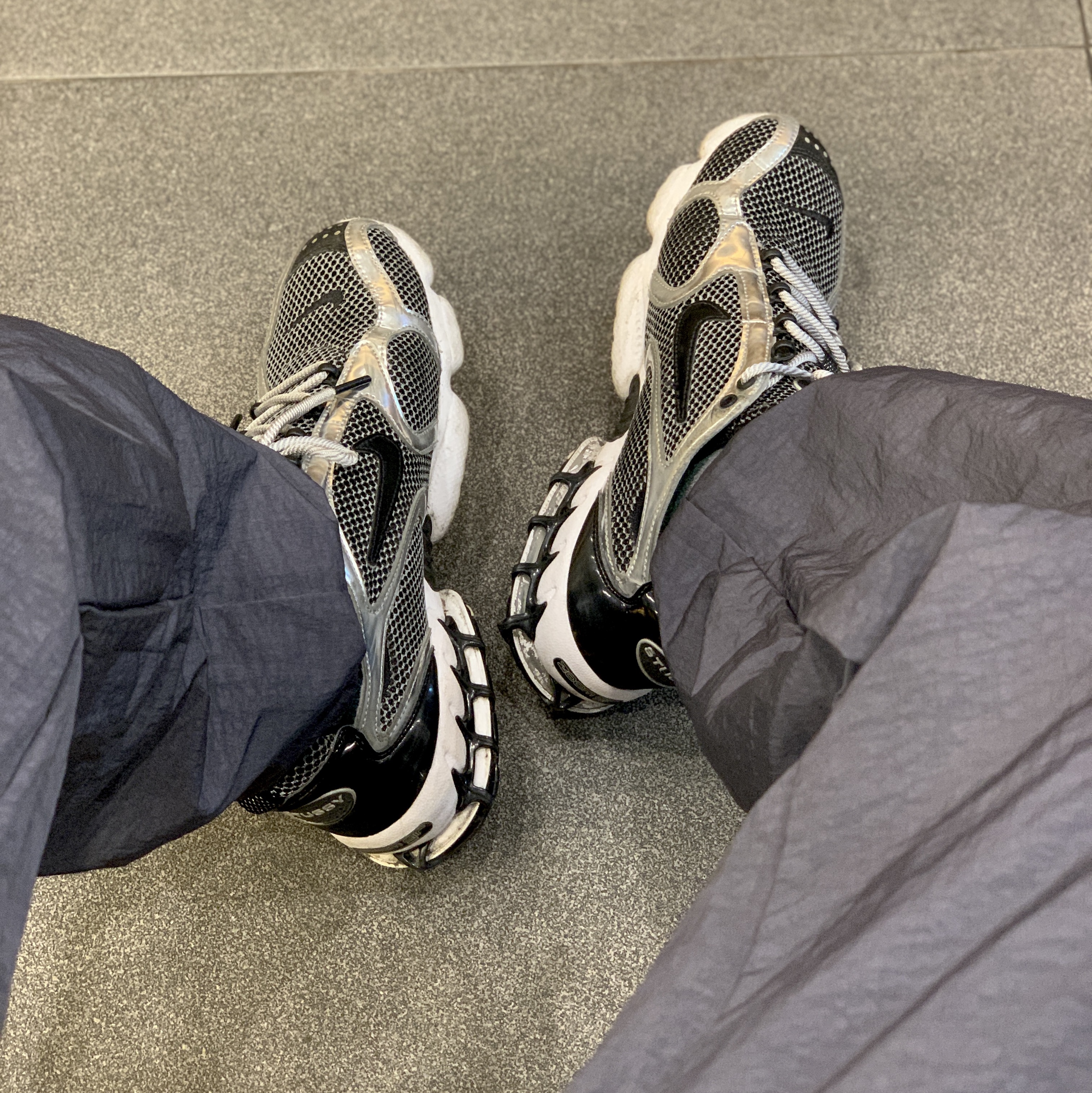 Nike x Stussy Beach Pants Off Noir, Nike x Stussy Air Zoom Spiridon Cage 2 Pure Platinum 착용 스타일