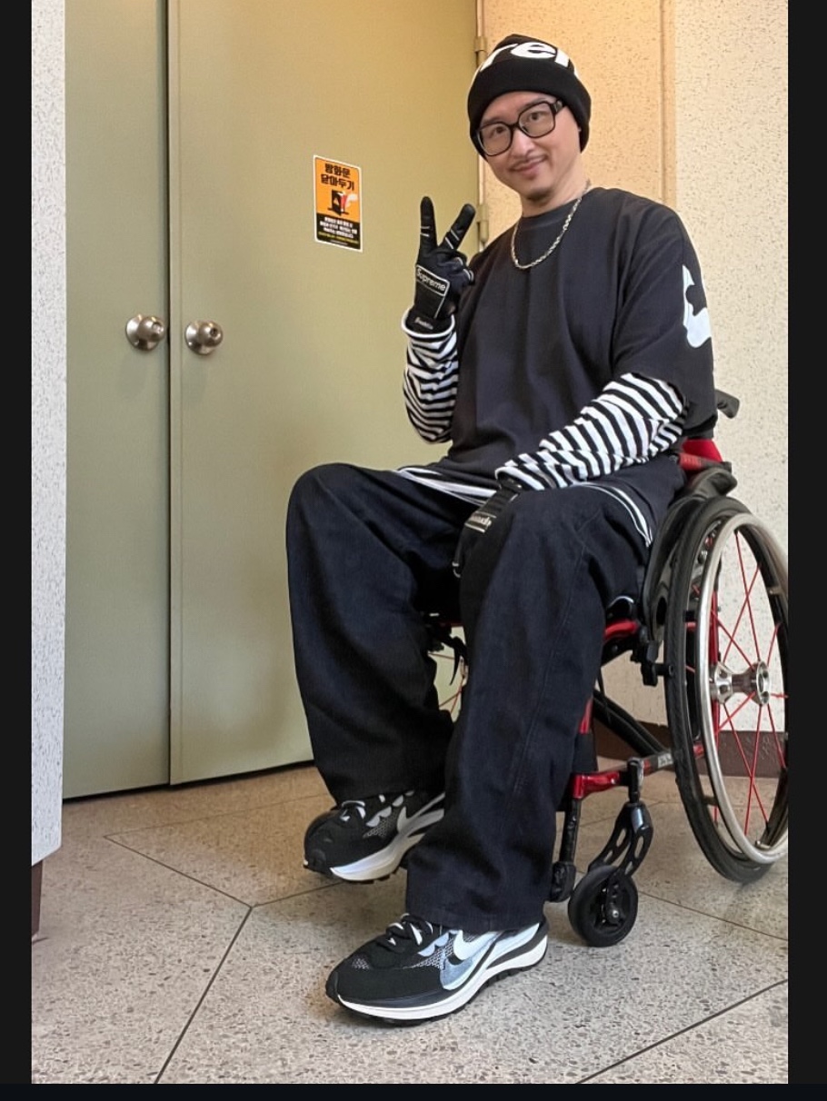 Supreme Split S/S Top Black - 23FW, Nike x Sacai VaporWaffle Black White 착용 스타일 - 1