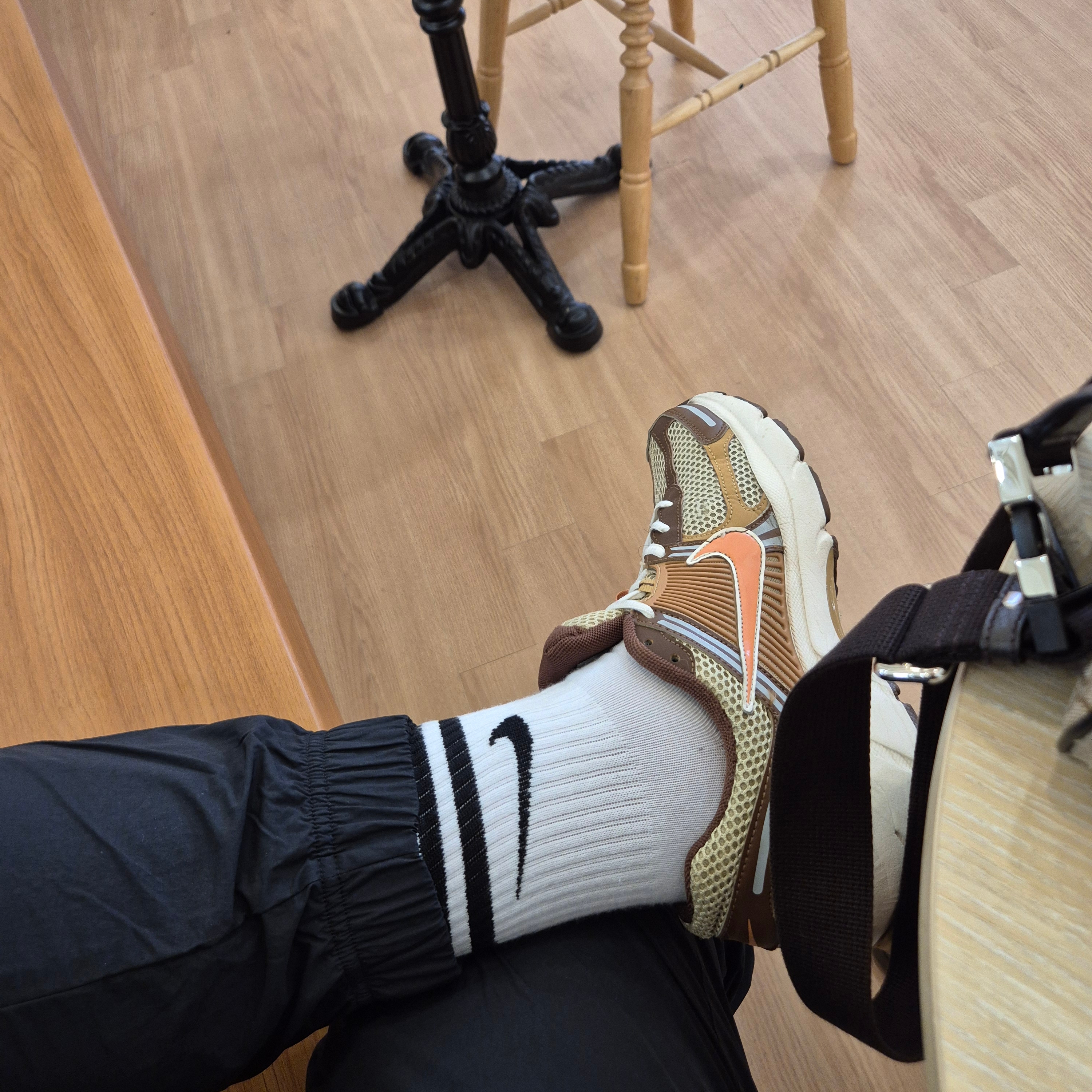 Gucci GG Monogram Belt Bag Beige, Nike Zoom Vomero 5 Wheat Grass and Cacao Wow 착용 스타일