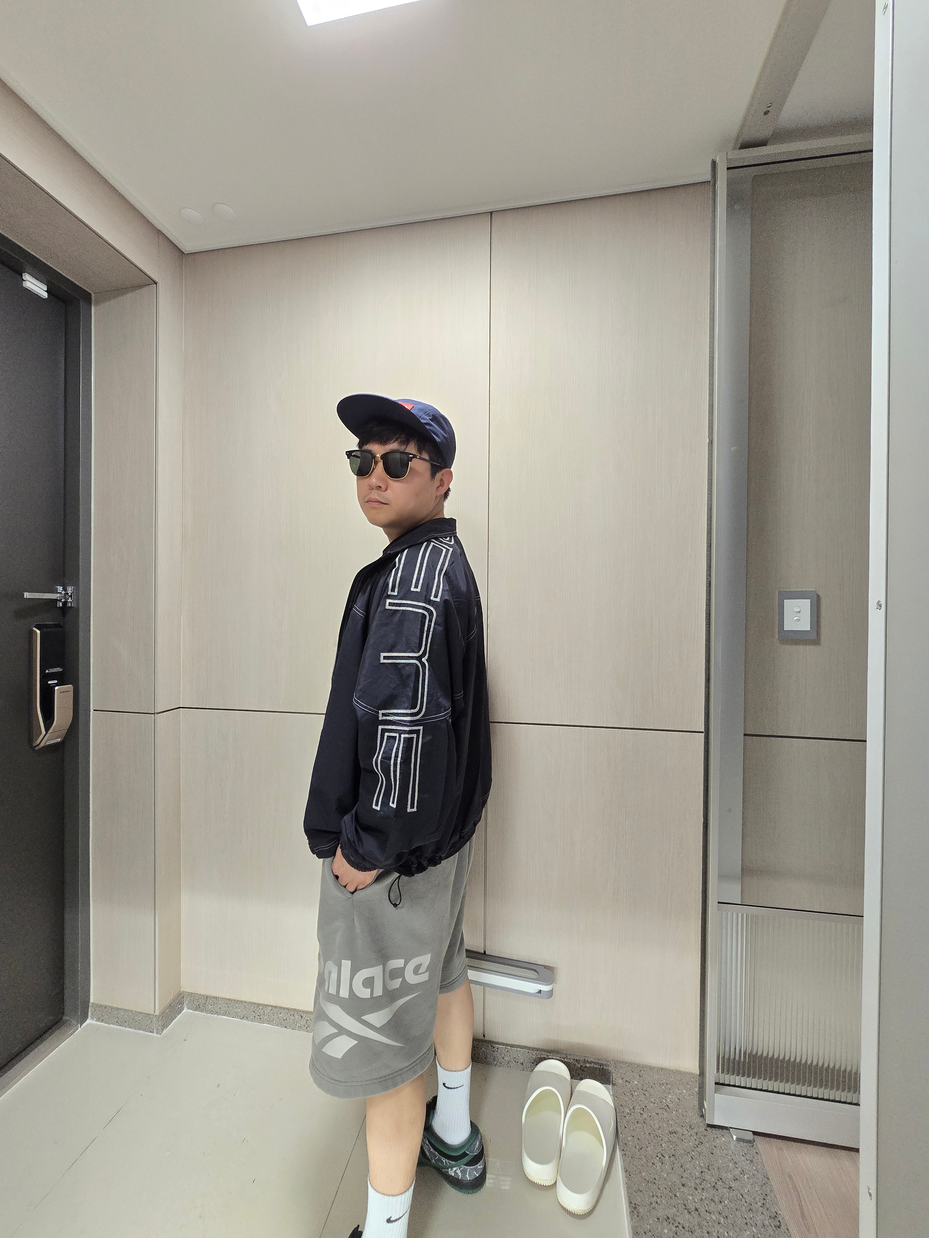 Supreme Spellout Embroidered Track Jacket Black - 25SS, Palace Tri Slip T-Shirt Black - 24FW 착용 스타일 - 2