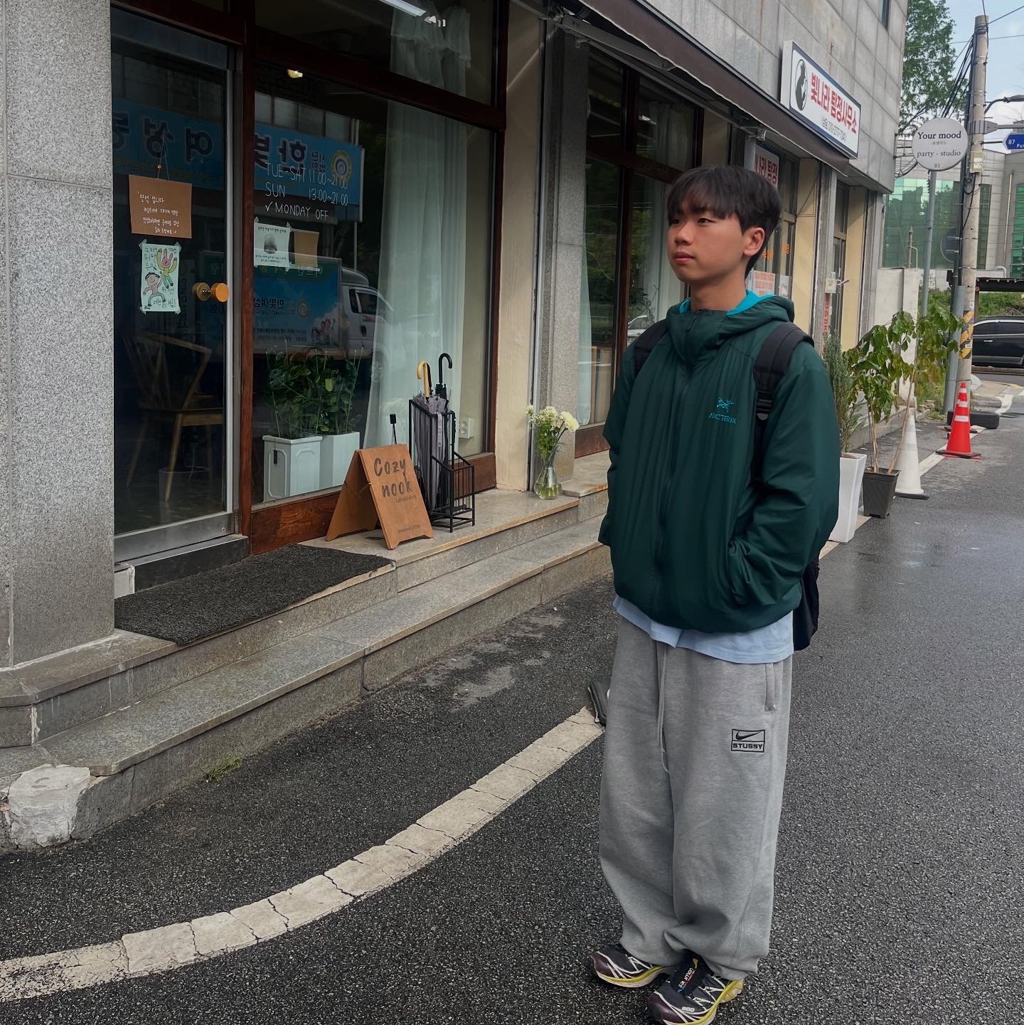 Arc'teryx Atom Hoody Pytheas, Nike x Stussy NRG Fleece Pants Dark Grey Heather (DO9340-063) 착용 스타일 - 2