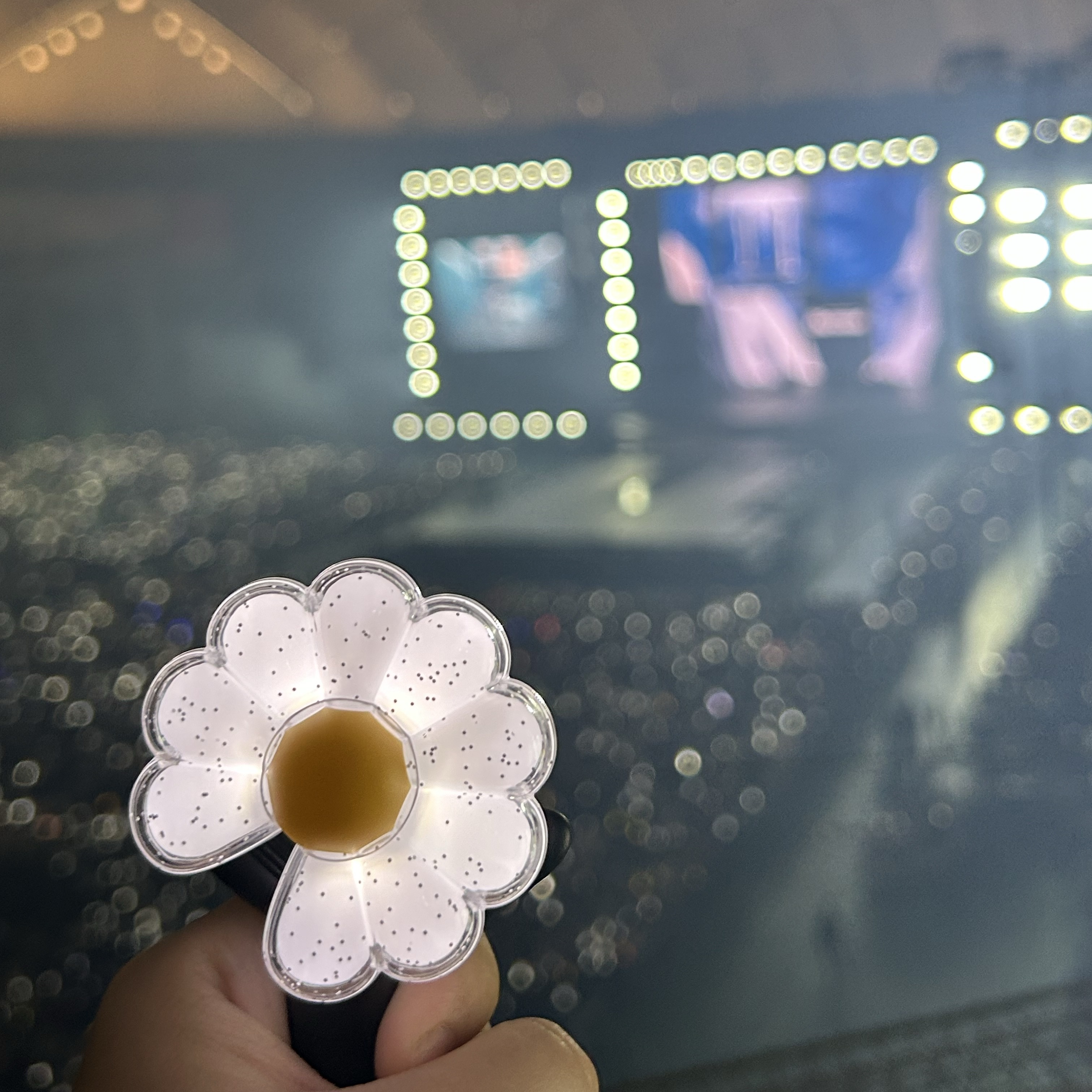 G-DRAGON Ubermensch Official Light Stick, G-DRAGON Ubermensch Official Mini Light Keyring 착용 스타일 - 1