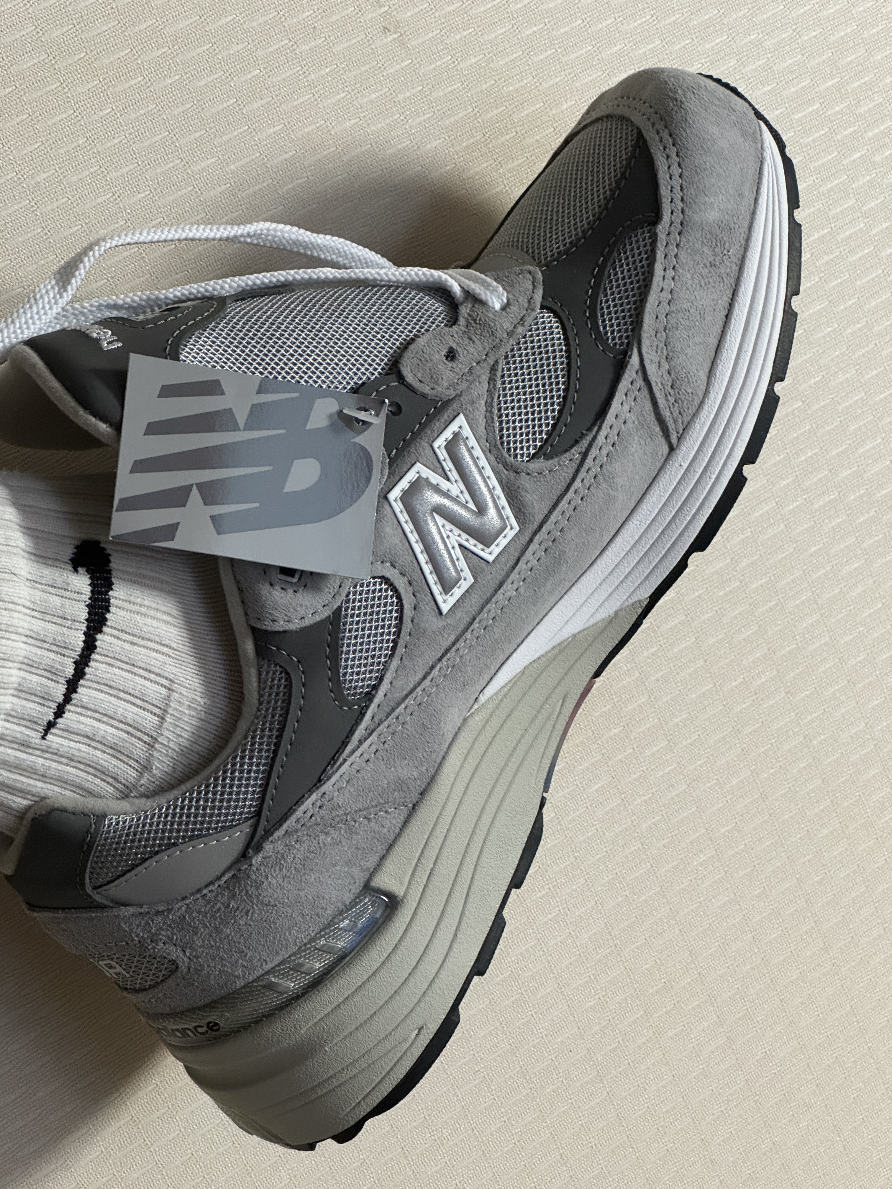 New Balance 992 Made in USA Core Grey Silver Metallic 착용 스타일