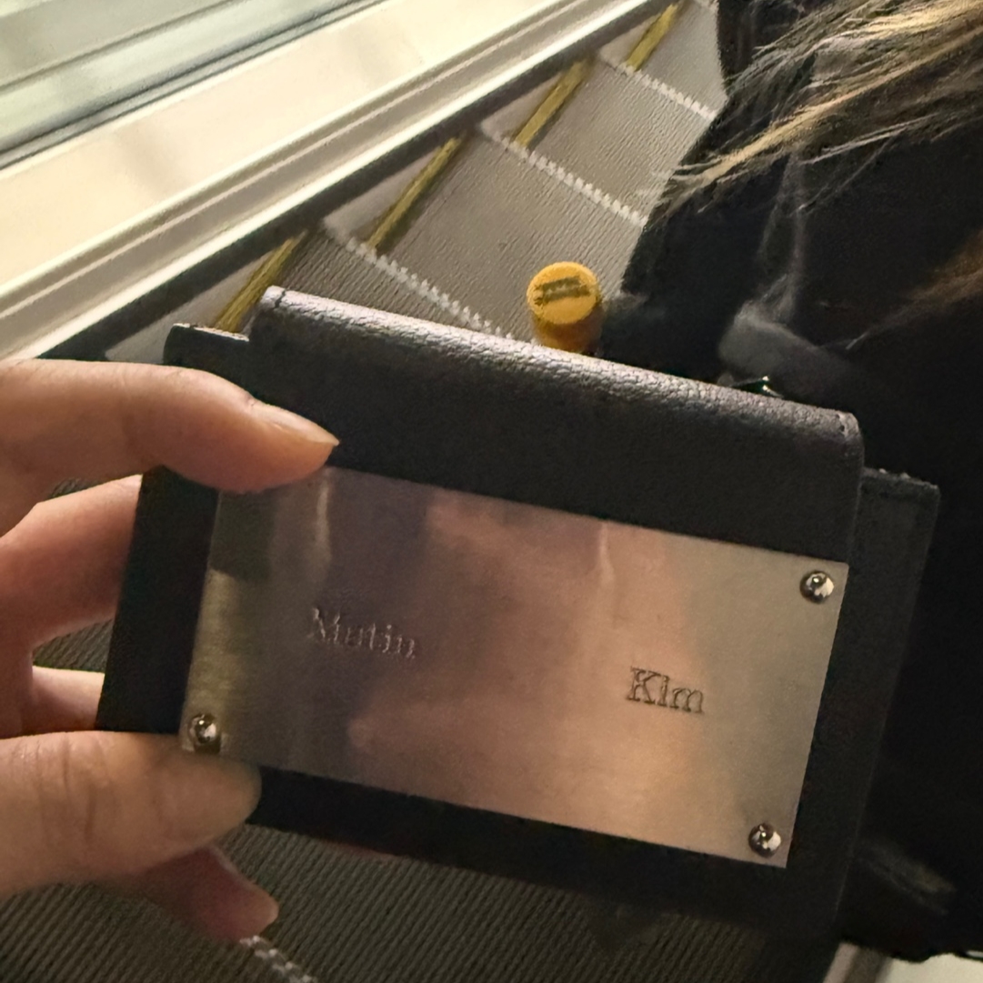 Matin Kim Accordion Wallet Black 착용 스타일