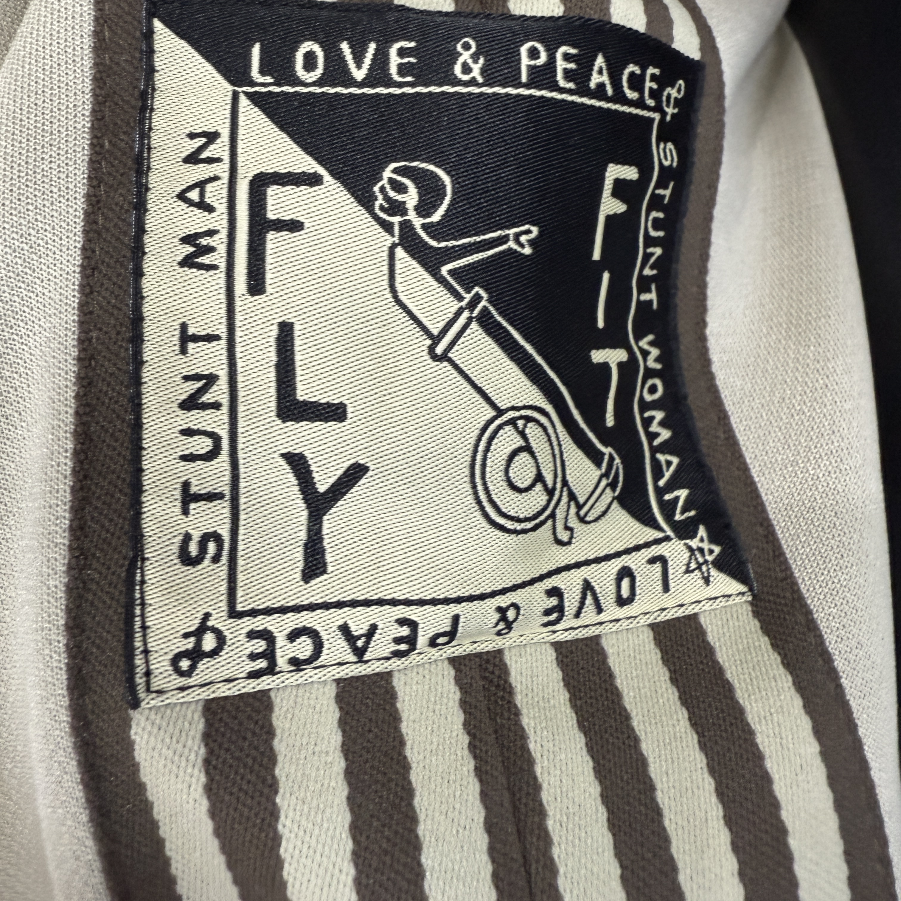 Kapital Stuntman & Woman Super Baggy Track Pants in Smooth Jersey Banner Stripe Beige, Maison Mihara Yasuhiro Blakey OG Sole Canvas Low-top Sneakers Black White 착용 스타일 - 2