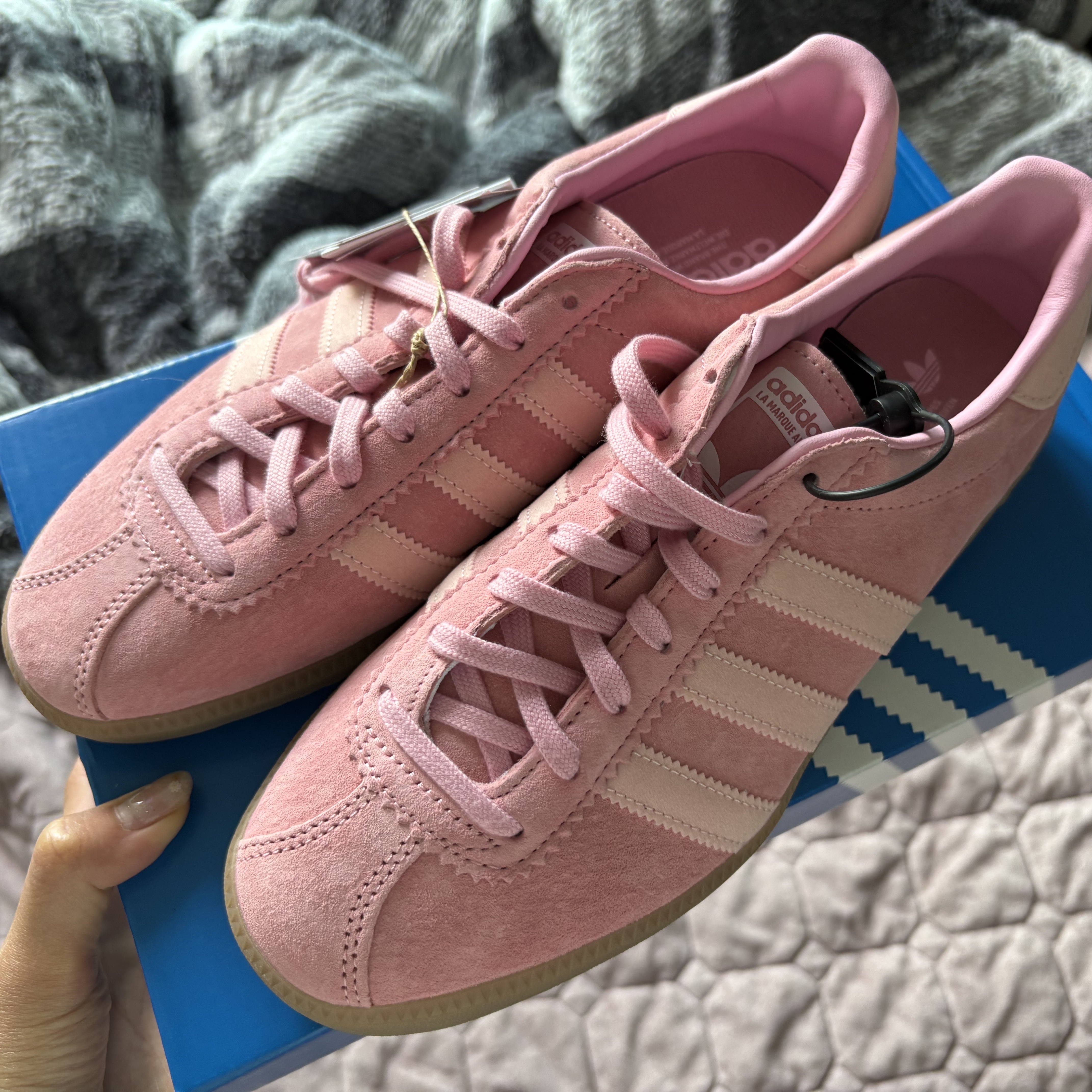 Adidas Bermuda Glow Pink 착용 스타일