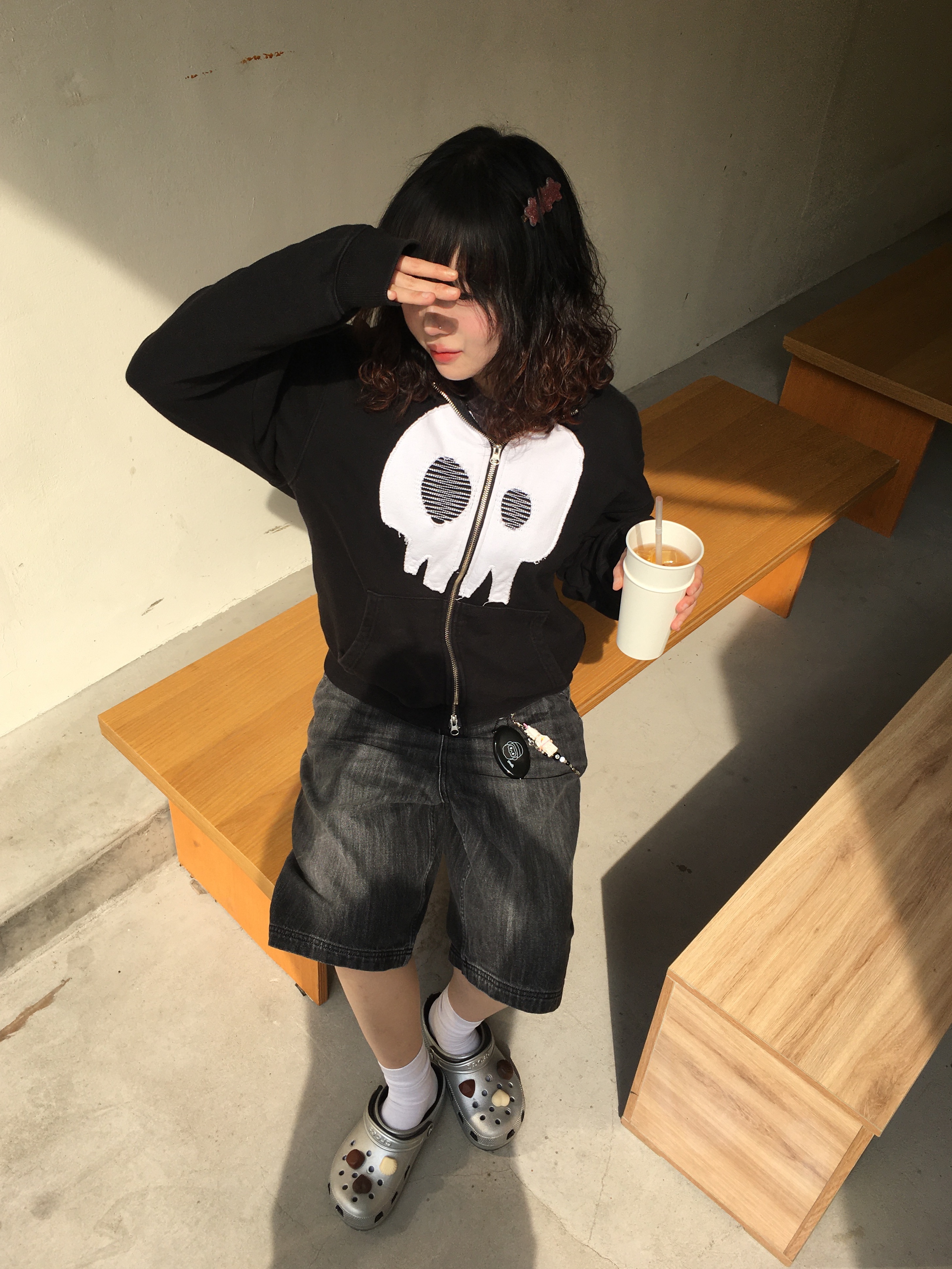 Crocs Classic Metallic Clog Silver, (W) Mischief Denim Bermuda Pants Faded Black 착용 스타일 - 3
