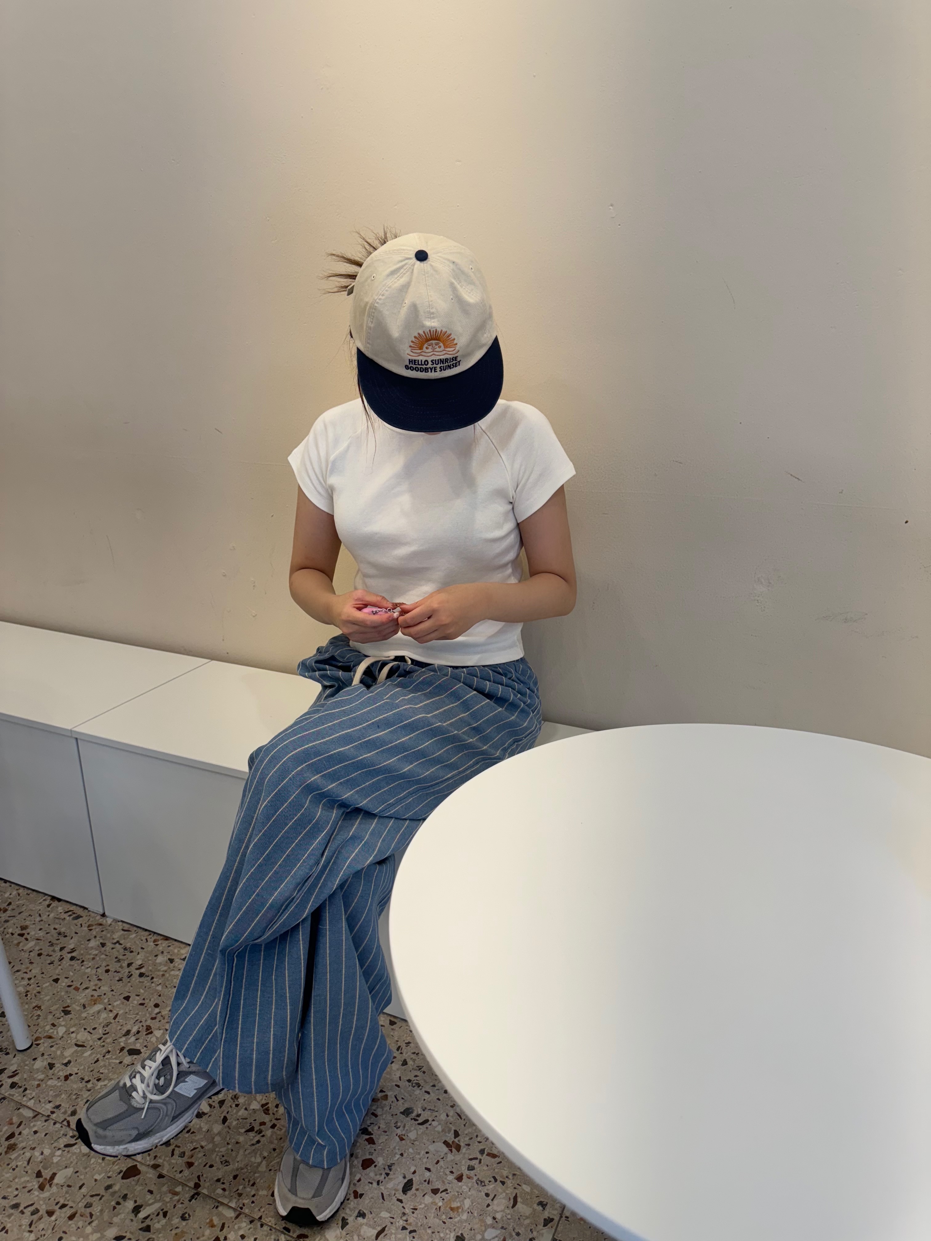 Hello Sunrise 90s Logo 6Panel Cap Beige & Navy, New Balance 530 Grey 착용 스타일 - 1