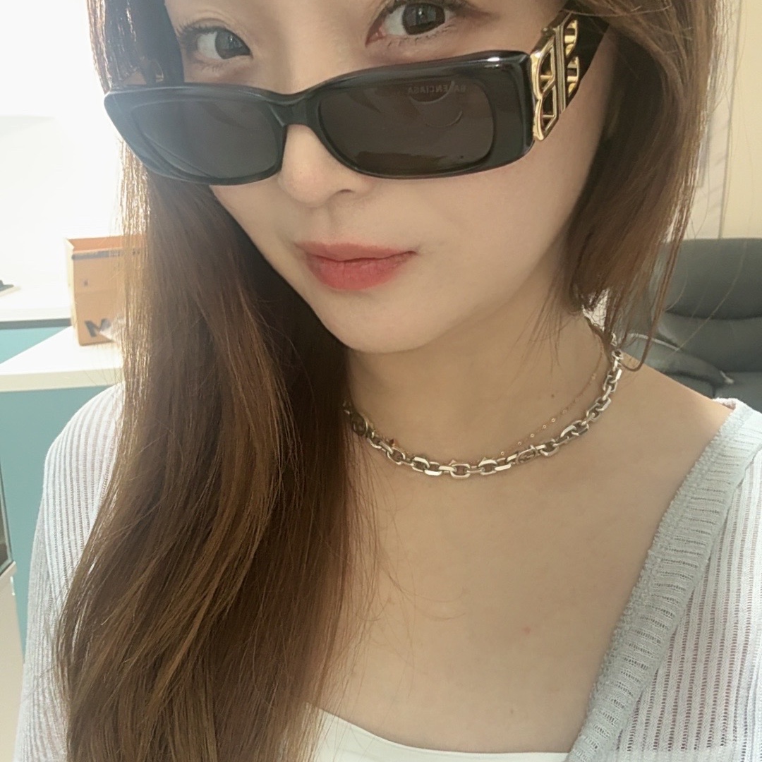 (W) Balenciaga Dynasty Rectangle Sunglasses Black 착용 스타일 - 1