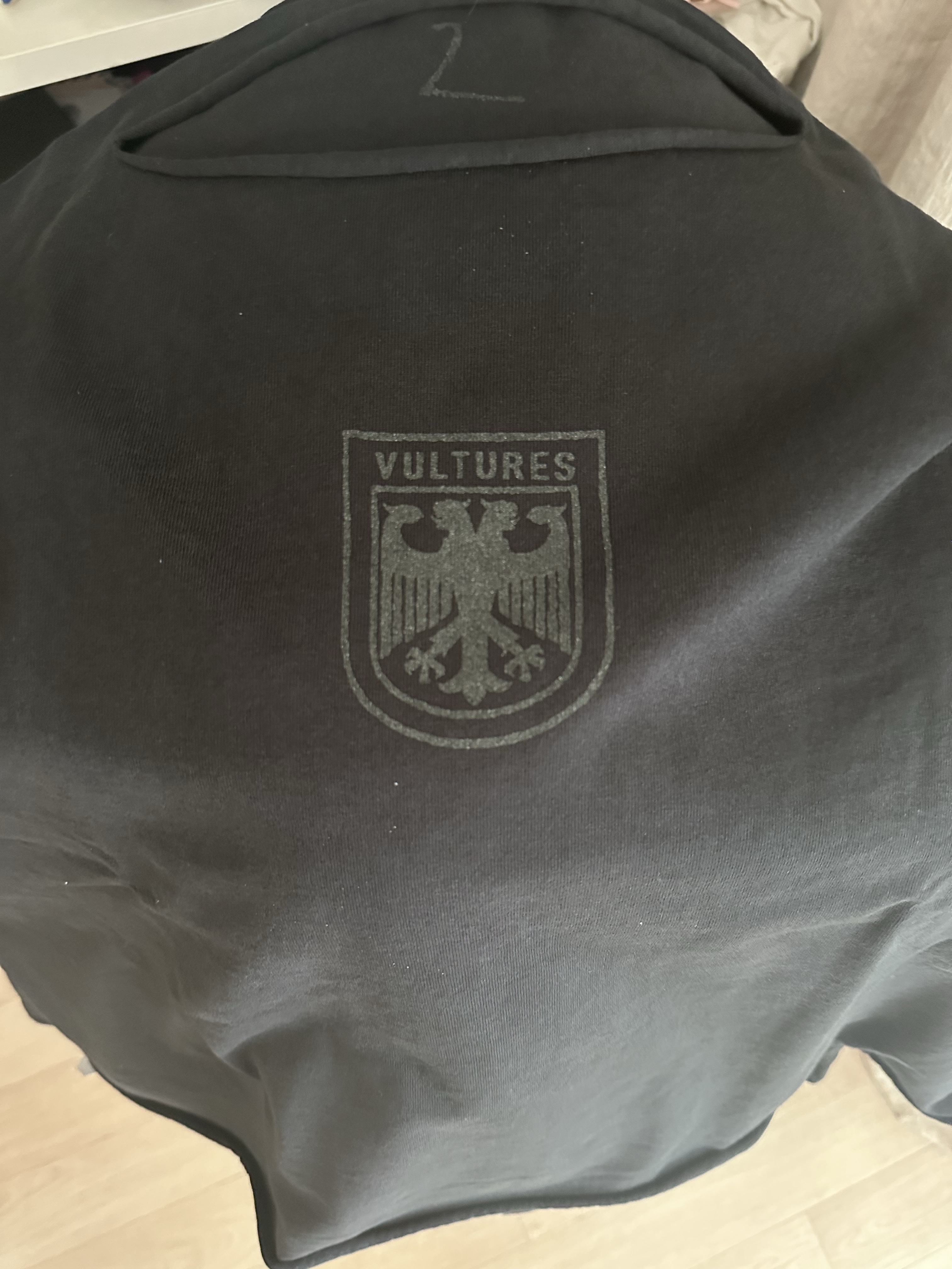 Yeezy Vultures Box T-Shirt Black 착용 스타일