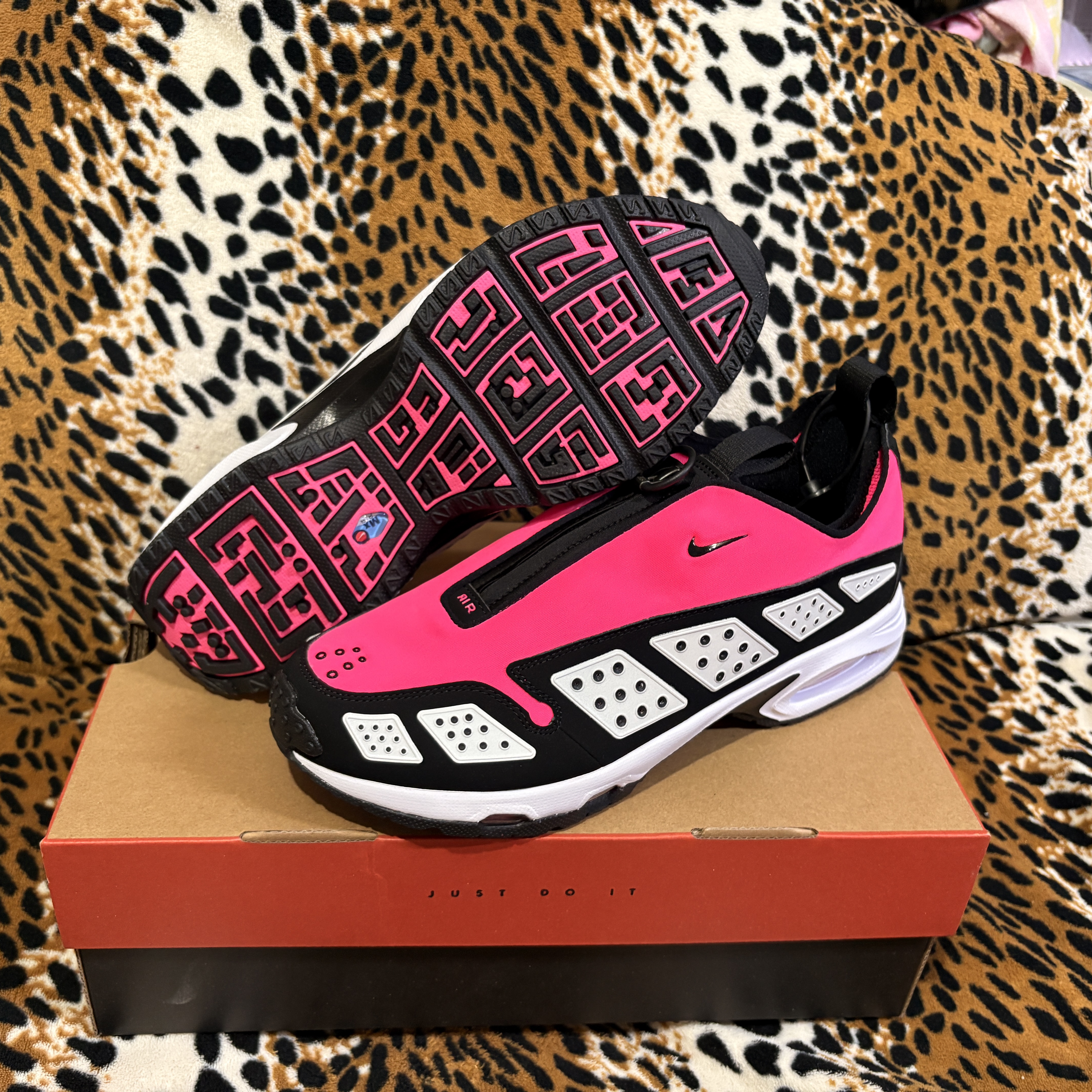 (W) Nike Air Max SNDR Hyper Pink and Black 착용 스타일 - 3
