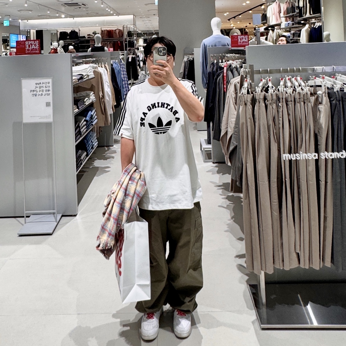 Adidas x BAPE T-Shirt White - US Sizing, Nike x Supreme Air Force 1 Low White 착용 스타일
