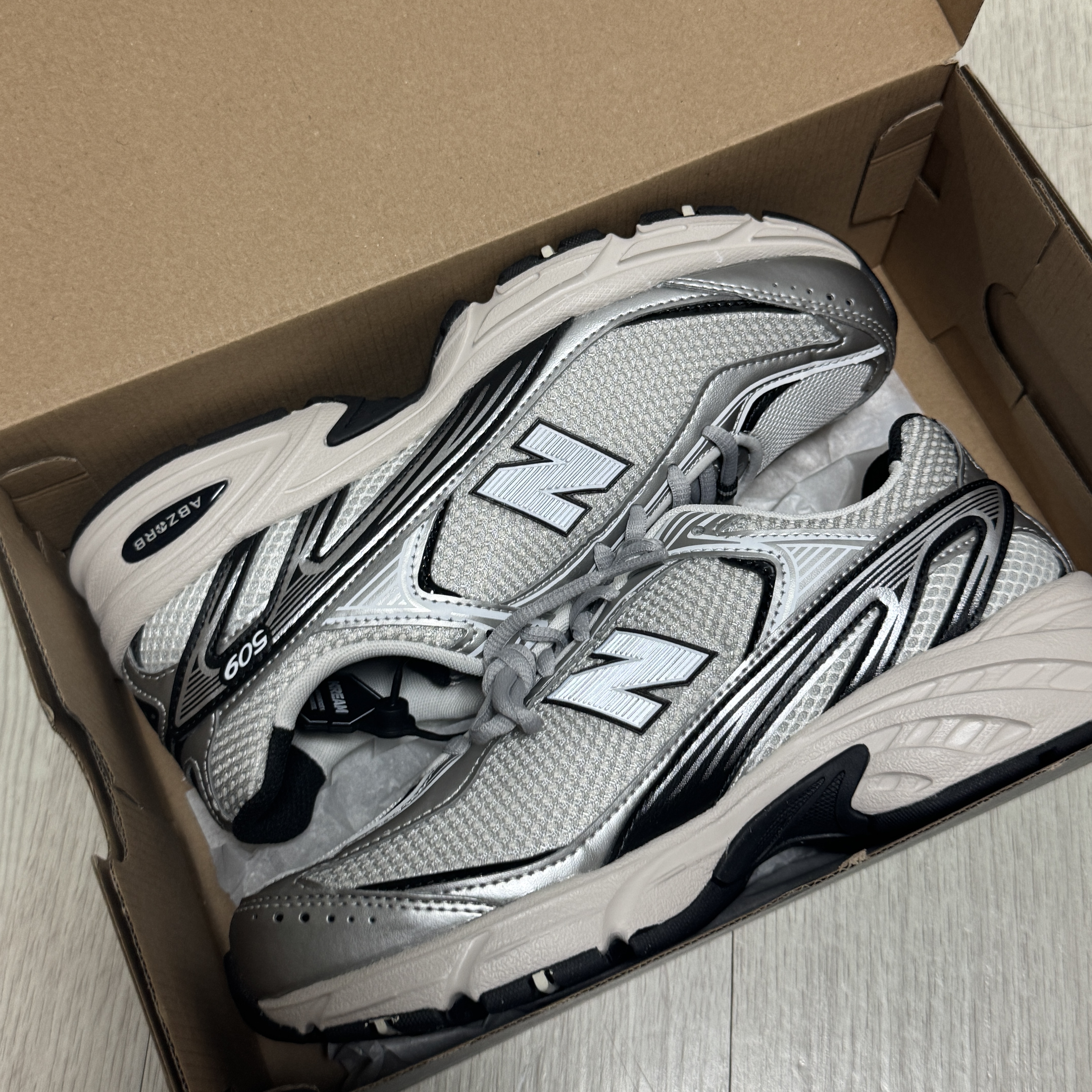 New Balance 509 Silver 착용 스타일 - 1