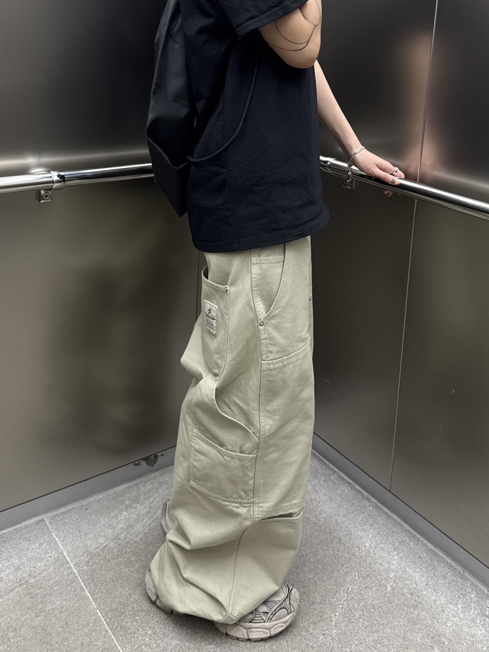 [KREAM 단독] Aoiro Cutted Double Knee Pants Light Sage, Balenciaga 3XL Sneakers Beige 착용 스타일 - 1