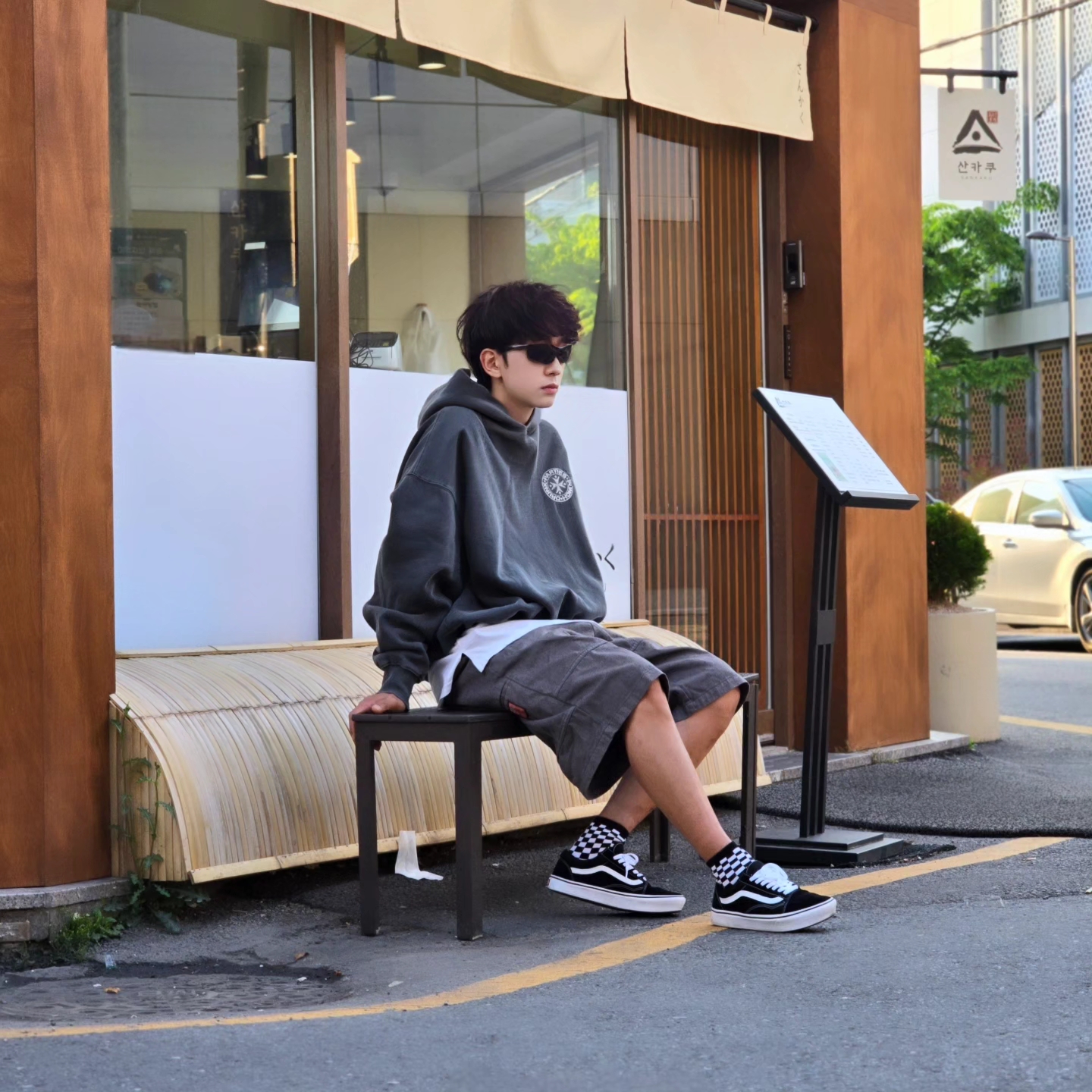 Punch Drunk Parties Circle Logo Garment Dyed Hoodie Khaki, Vans ComfyCush Old Skool Black True white 착용 스타일 - 2