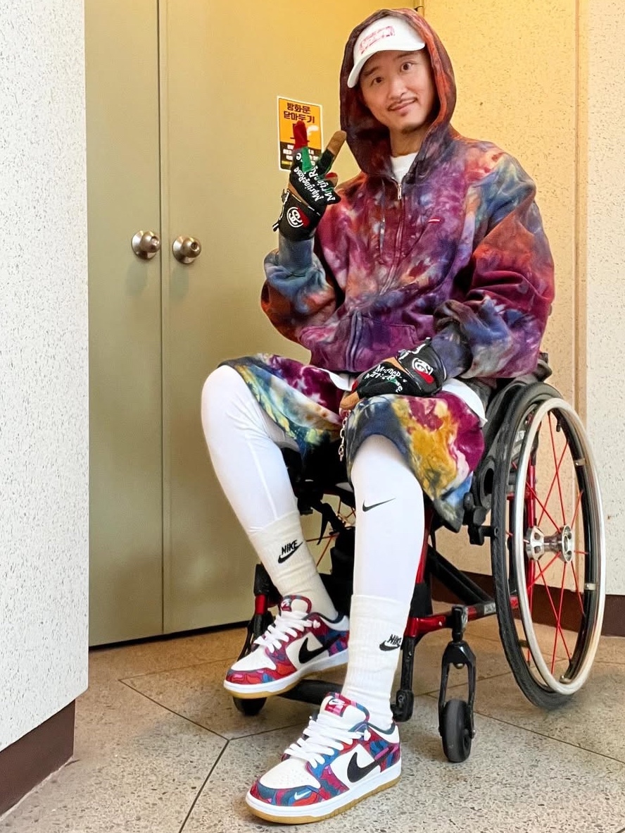 Supreme Overdyed Small Box Zip Up Hooded Sweatshirt Multicolor - 24SS, Supreme Overdyed Small Box Sweatshort Multicolor - 24SS 착용 스타일 - 1