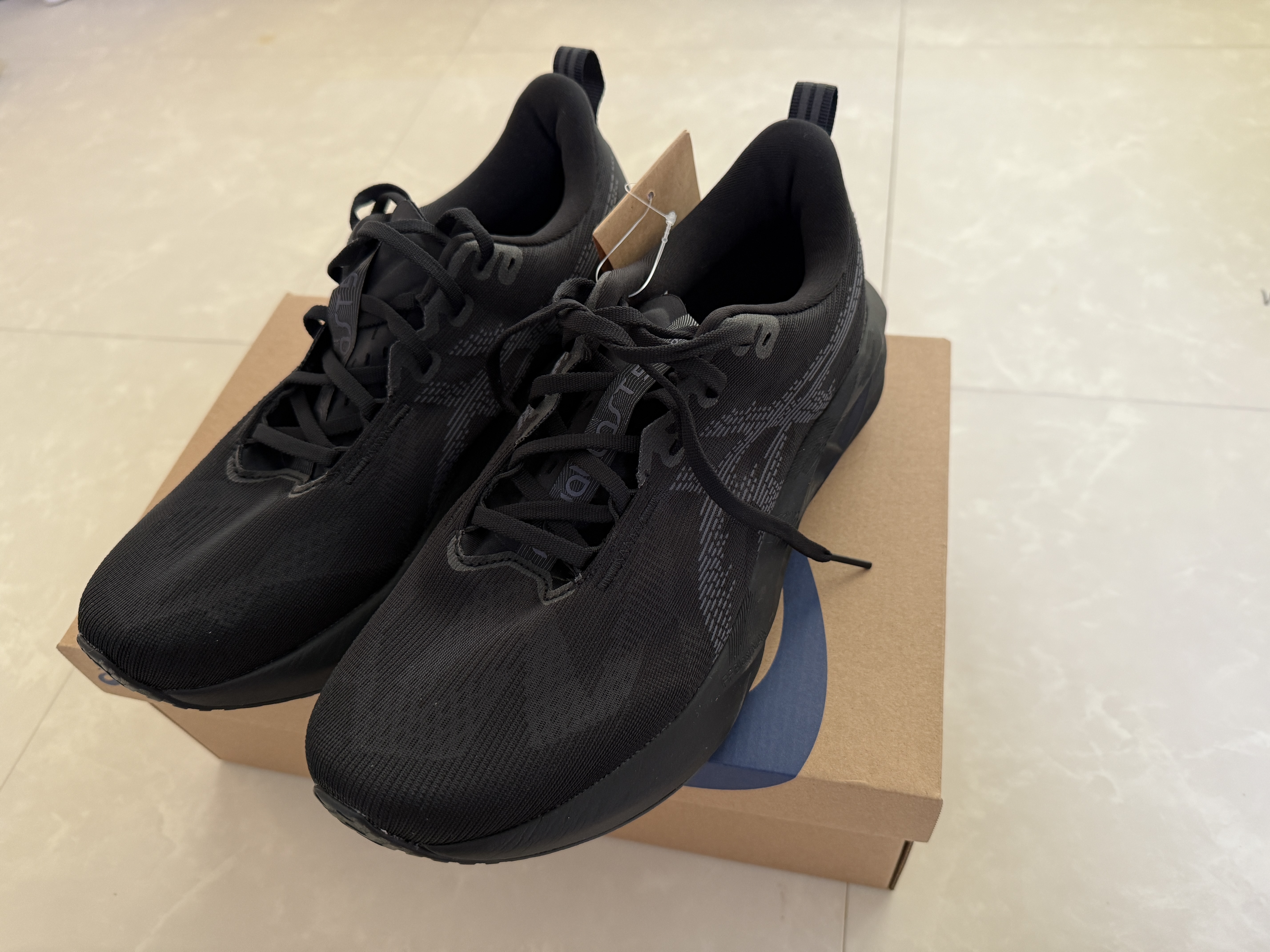 Asics Novablast 5 Black Carrier Grey - 2E Wide 착용 스타일