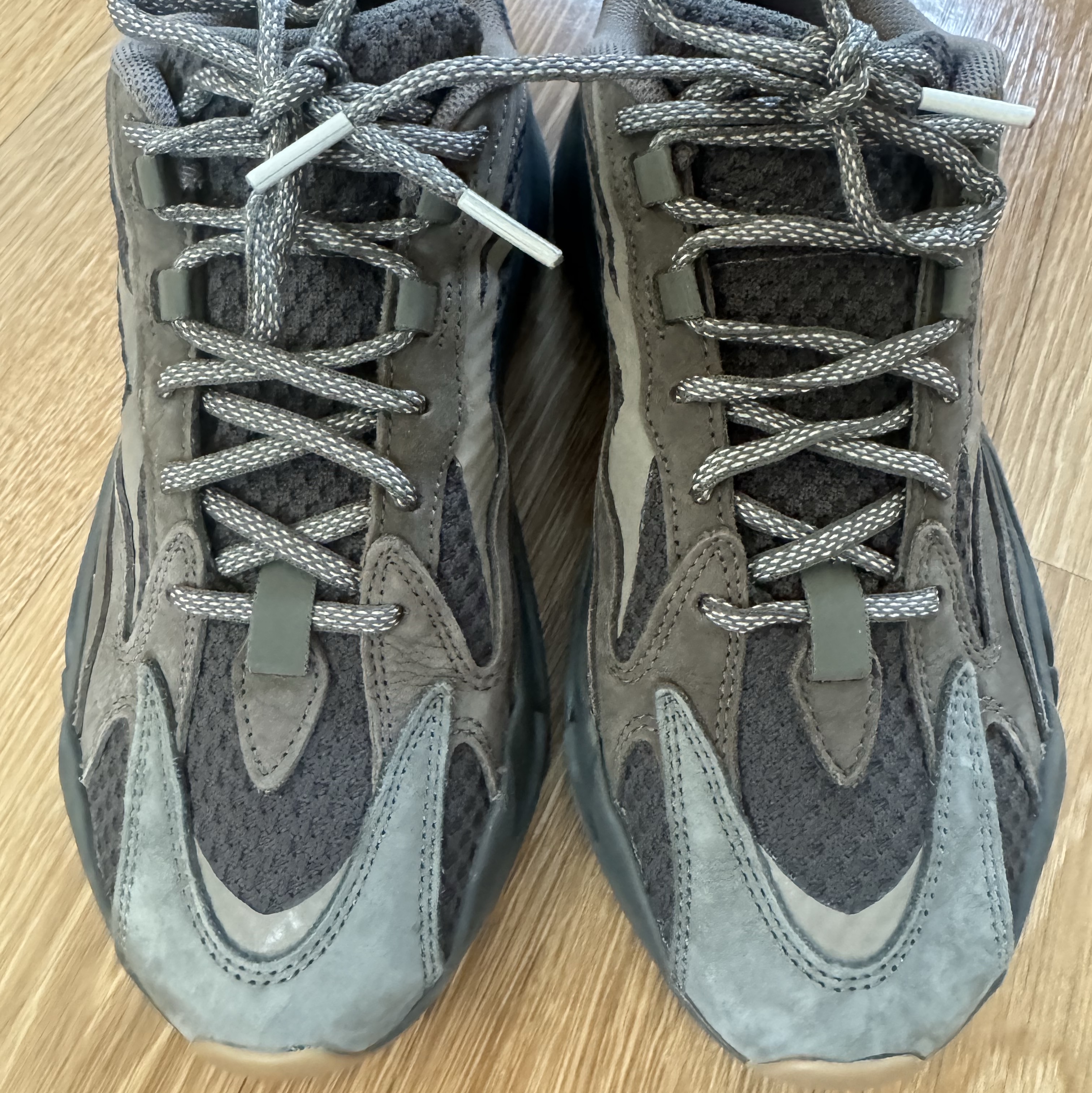 Adidas Yeezy Boost 700 V2 Geode 착용 스타일 - 1