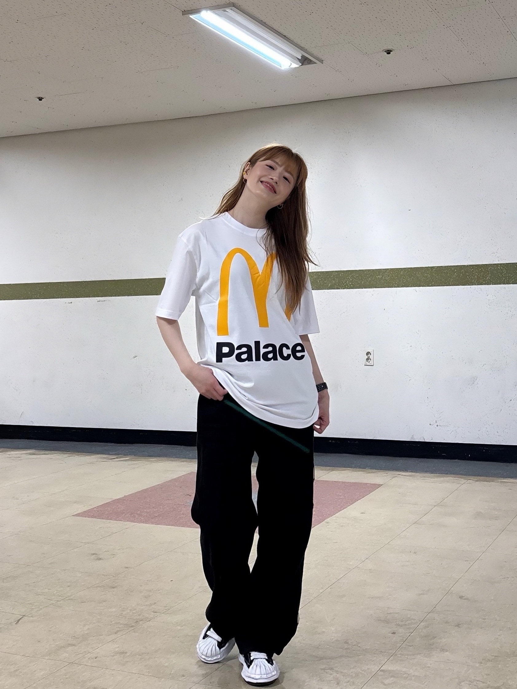 Palace x McDonald's Logo T-Shirt White - 23FW, Maison Mihara Yasuhiro Blakey OG Sole Canvas Low-top Sneakers Black White 착용 스타일 - 3