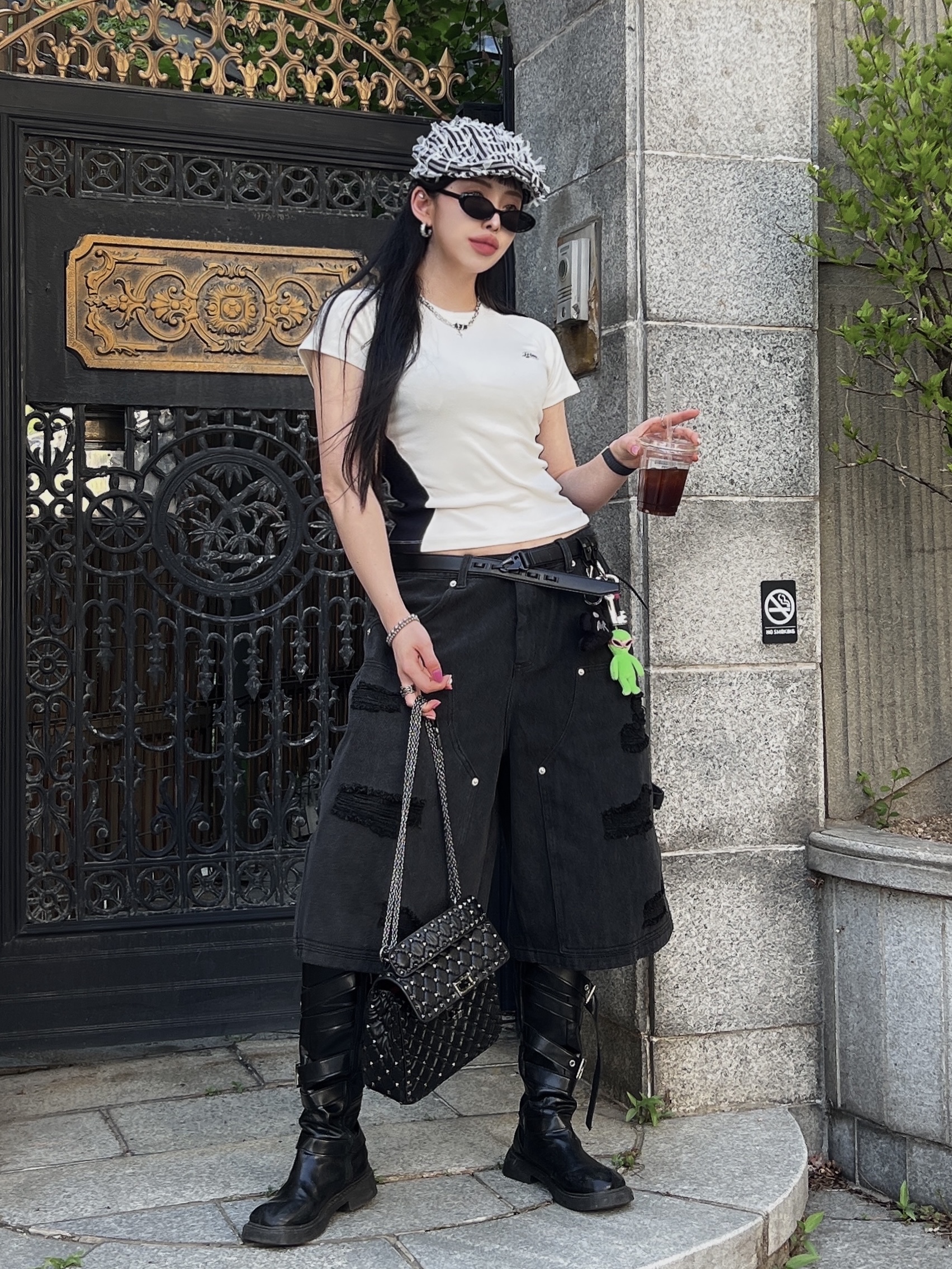 Valentino Rockstud Spike Medium Chain Shoulder Bag Black 착용 스타일 - 4