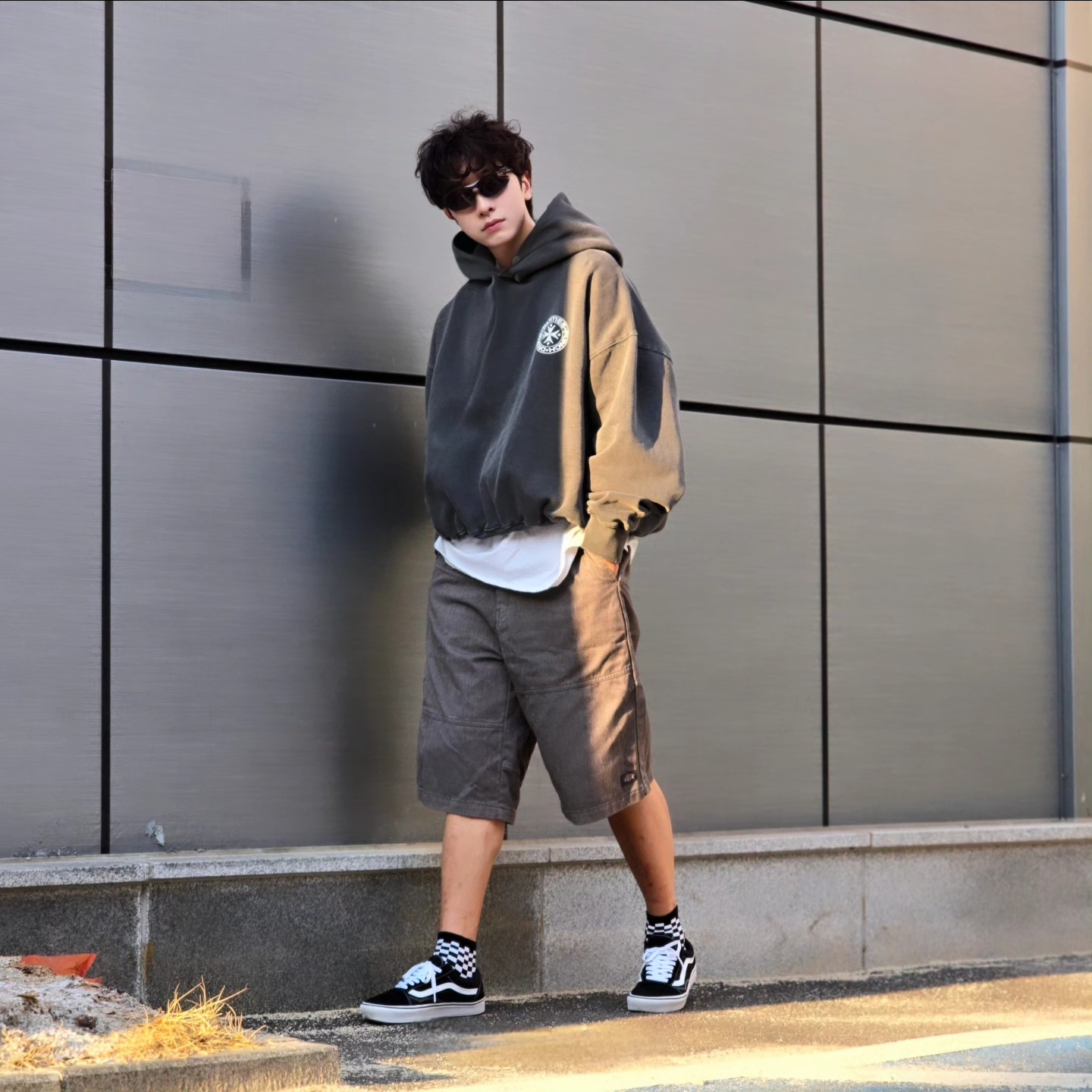 Punch Drunk Parties Circle Logo Garment Dyed Hoodie Khaki, Vans ComfyCush Old Skool Black True white 착용 스타일 - 1