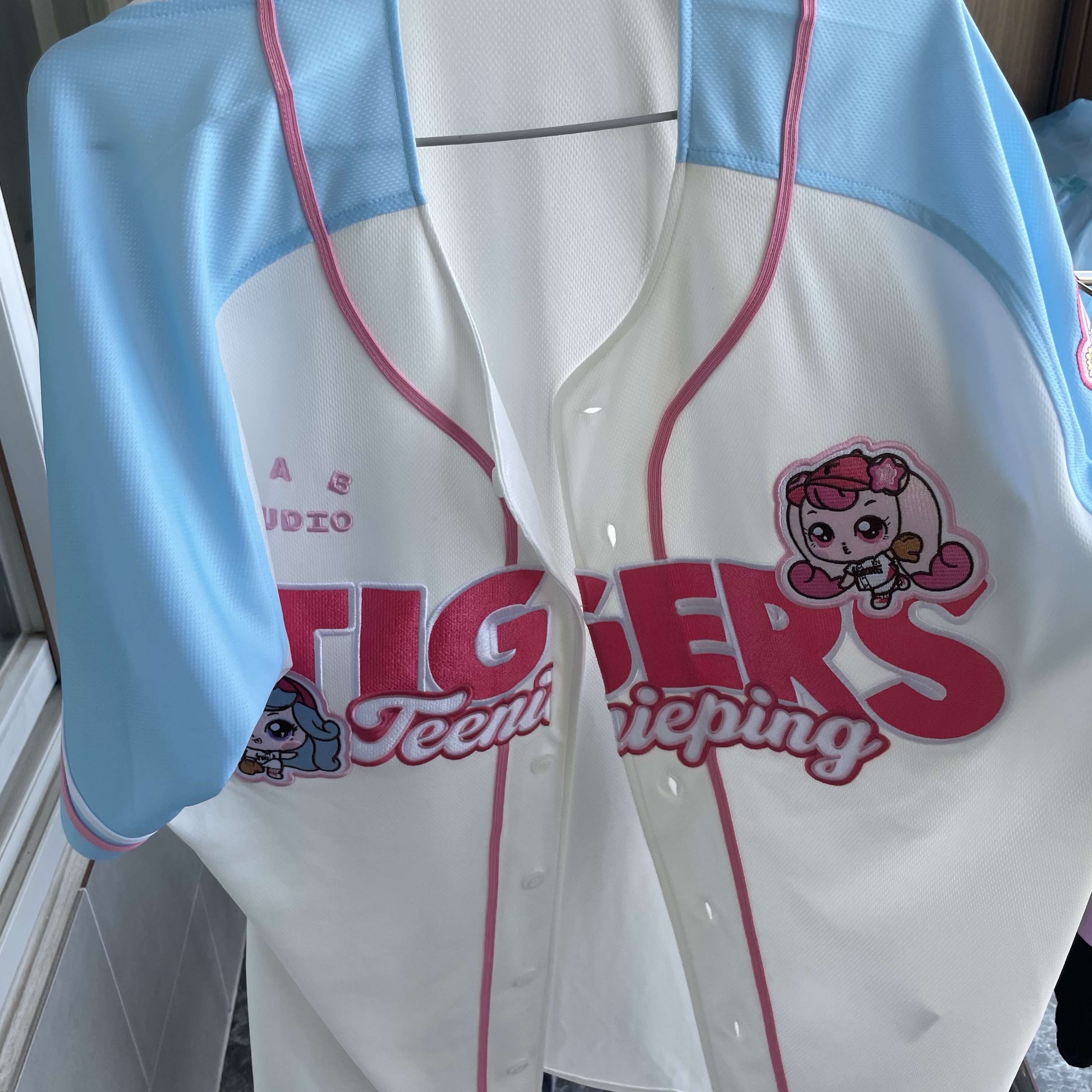 Kia Tigers x Catch! Teenieping x IAB Studio Replica Teenieping Uniform Sky Blue (Non Marking Ver.) 착용 스타일
