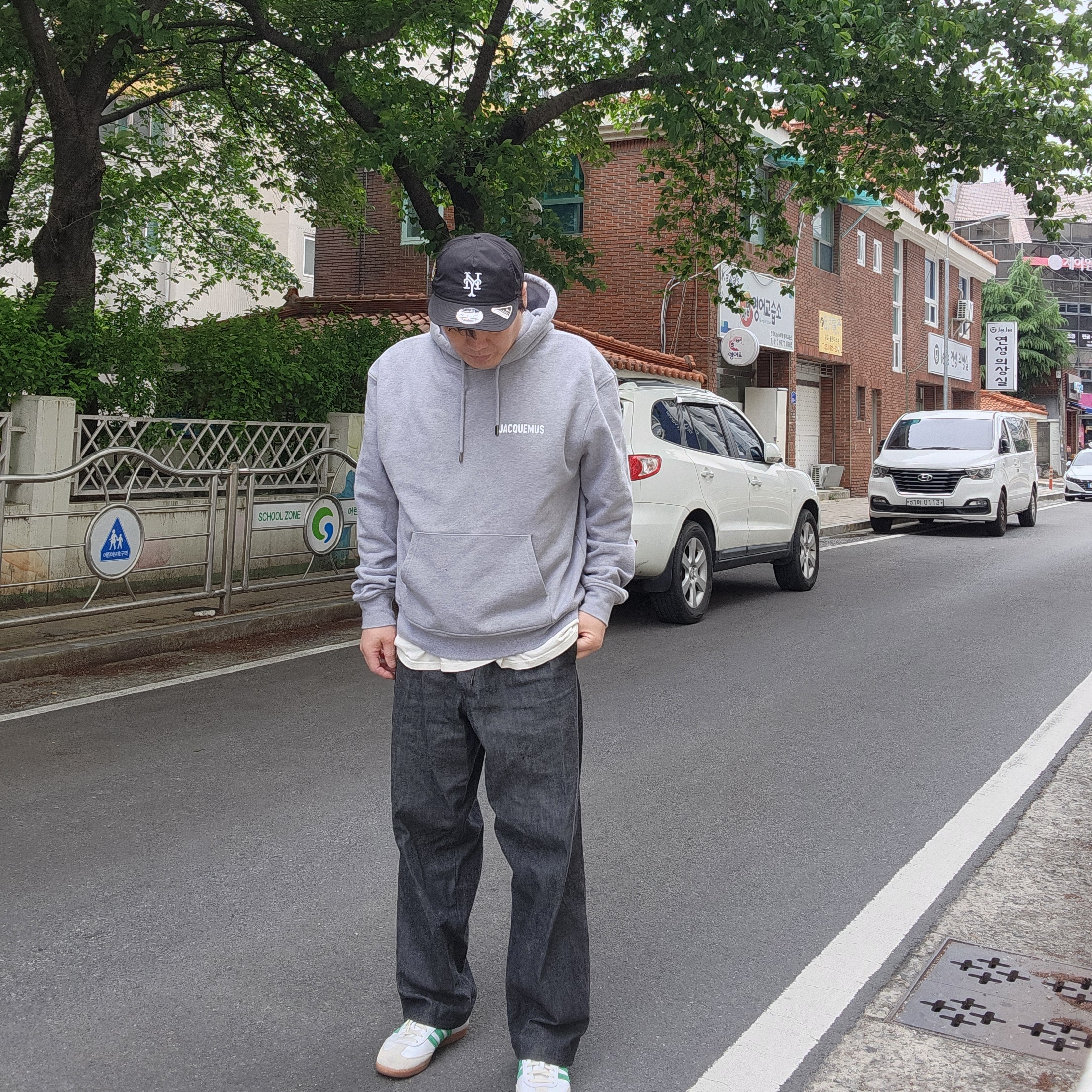 Kith x New Era New York Mets Nylon 9Fifty A Frame Black, Jacquemus Le Sweatshirt Printed Logo Hoodie Grey 착용 스타일 - 1