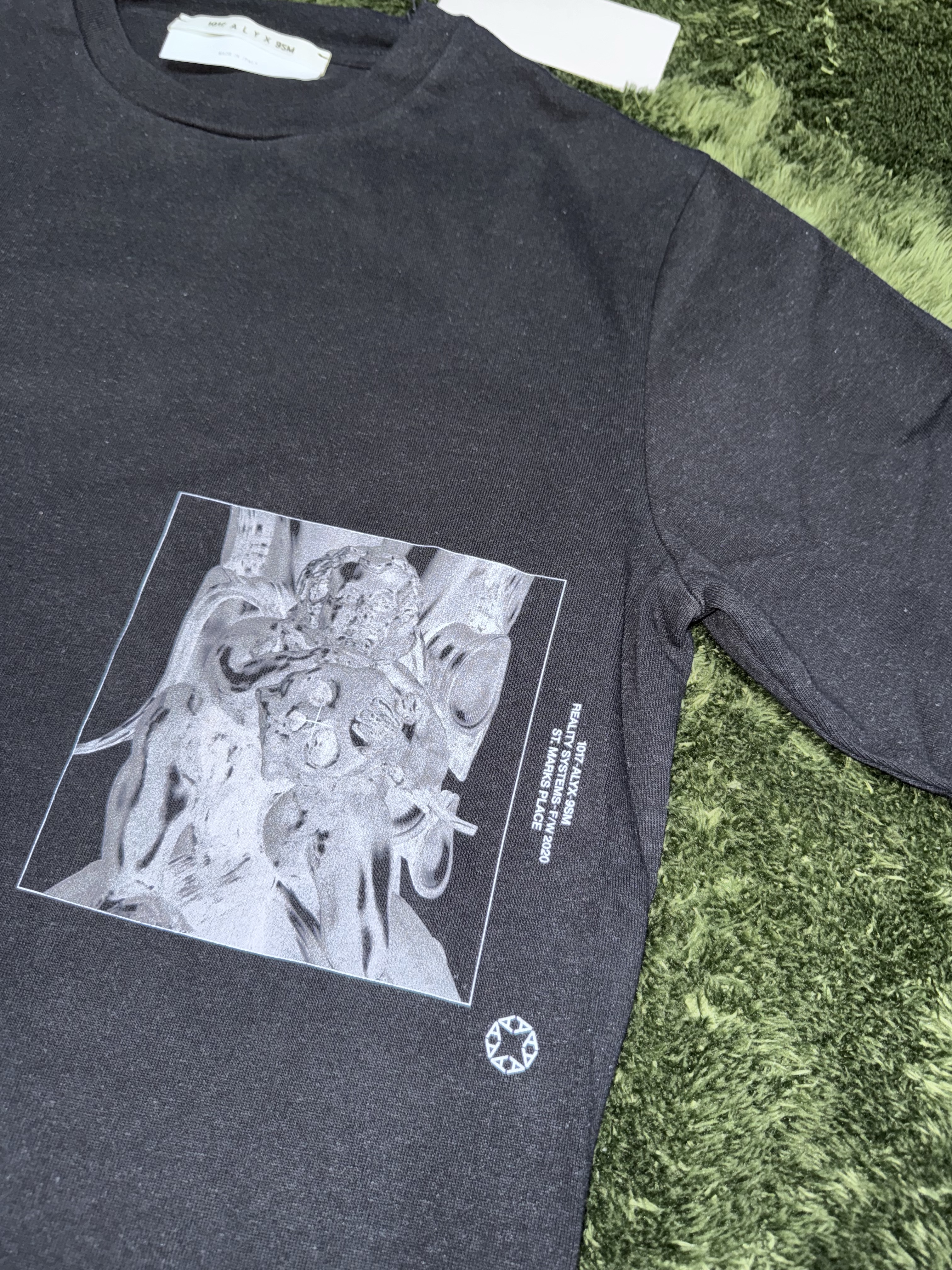1017 Alyx 9SM Graphic Printed Long Sleeve T-Shirt Black 착용 스타일 - 4