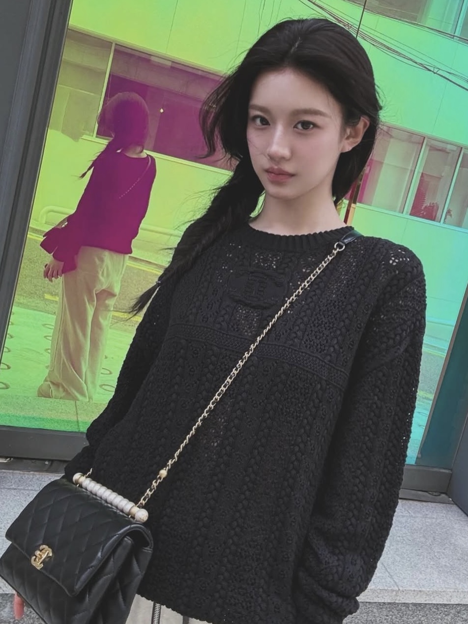 Chanel Mini Flap Bag with Top Handle Shiny Lambskin Imitation Pearls & Gold Black 착용 스타일 - 2